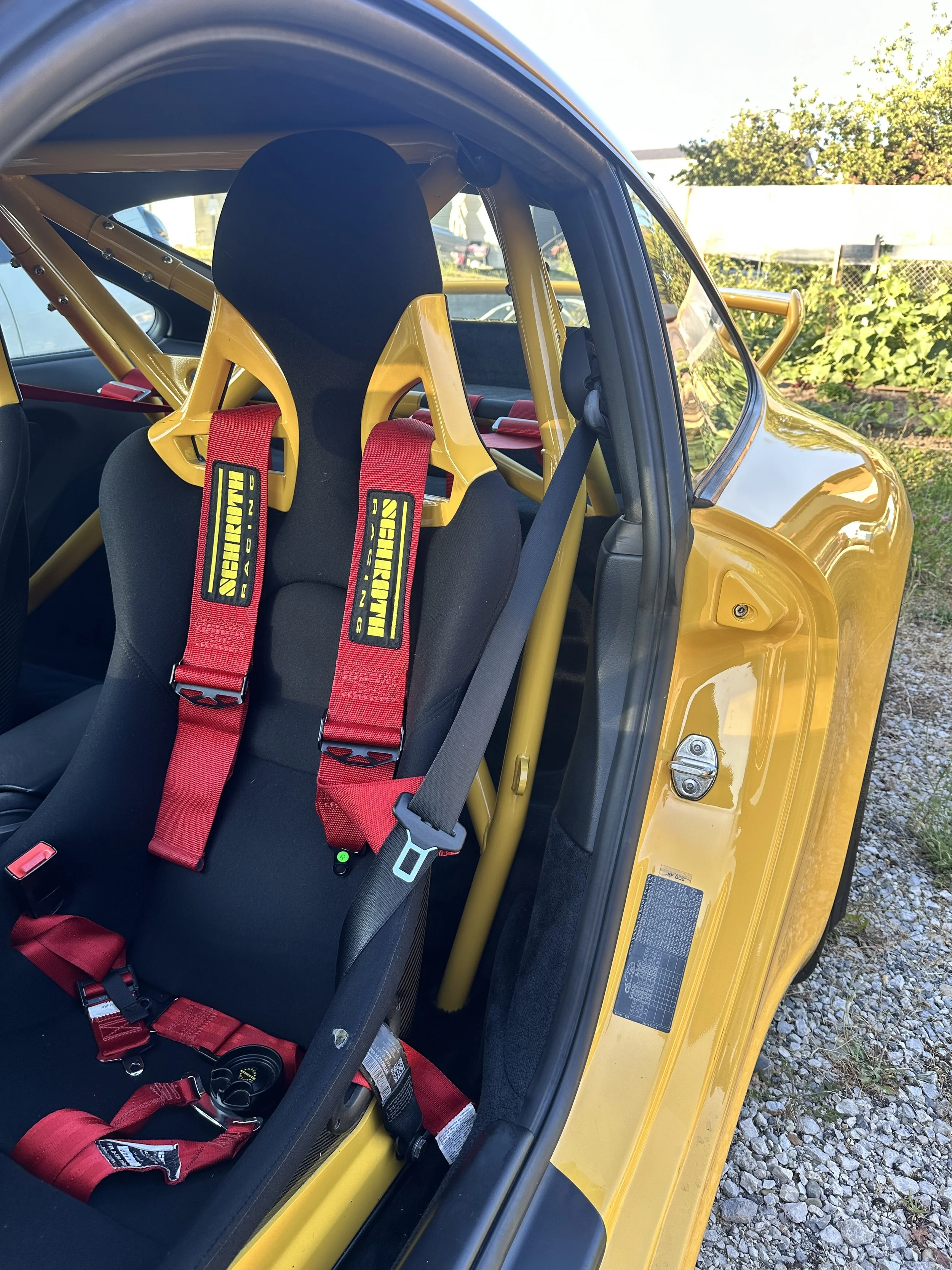 Serious CAR SHOP - Acheter et vendez votre voiture sur Annecy en Haute Savoie VOITURE OCCASION
Intérieur d'une voiture de sport jaune avec des sièges baquets et harnais de sécurité rouges.