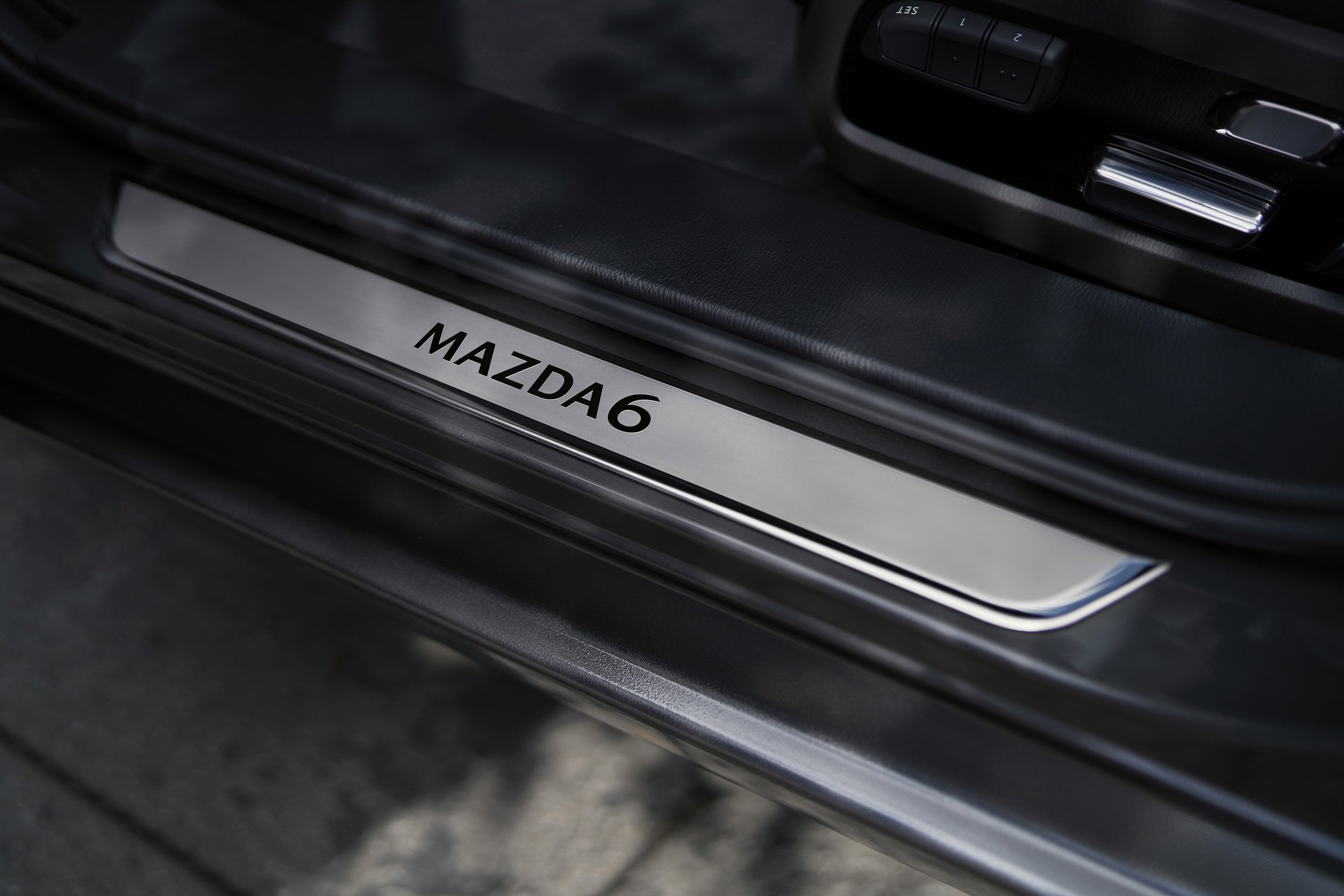 MY20_Accessories_Mazda6_Doorsill_Trim_Plate_def1.jpg