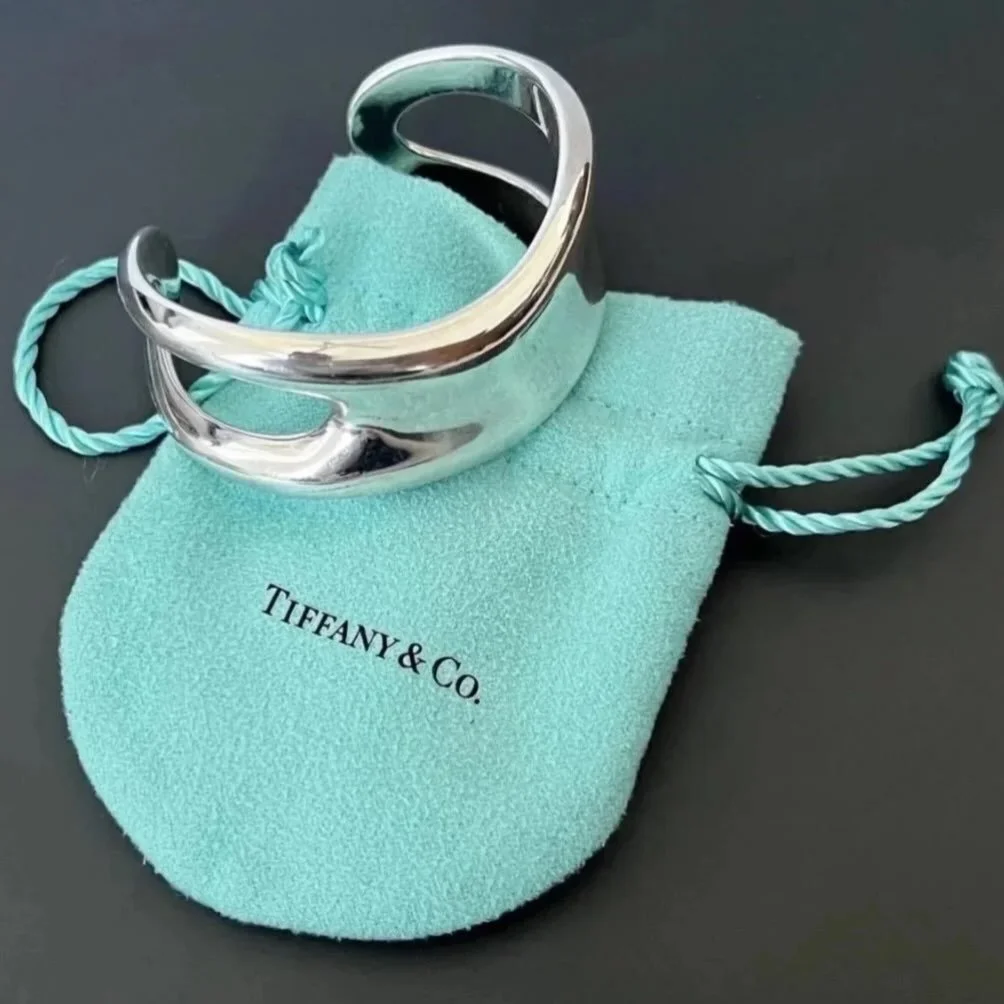 Sculptural simplicity from one of the most celebrated names in jewelry design. Elsa Peretti for Tiffany &amp; Co 🩵

#Tiffany #Jewelry #Classic #Silver