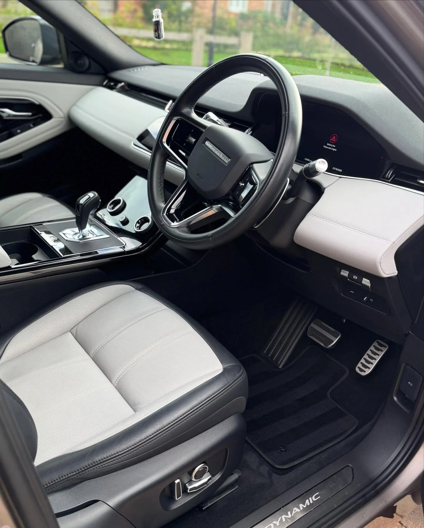 Classic before &amp; after shots ➡️ Another Deep Clean transformation, bringing this Evoque back to its best 💪

#detailing #cardetailing #thedetailersbible #carcleaning #deepclean #valeting