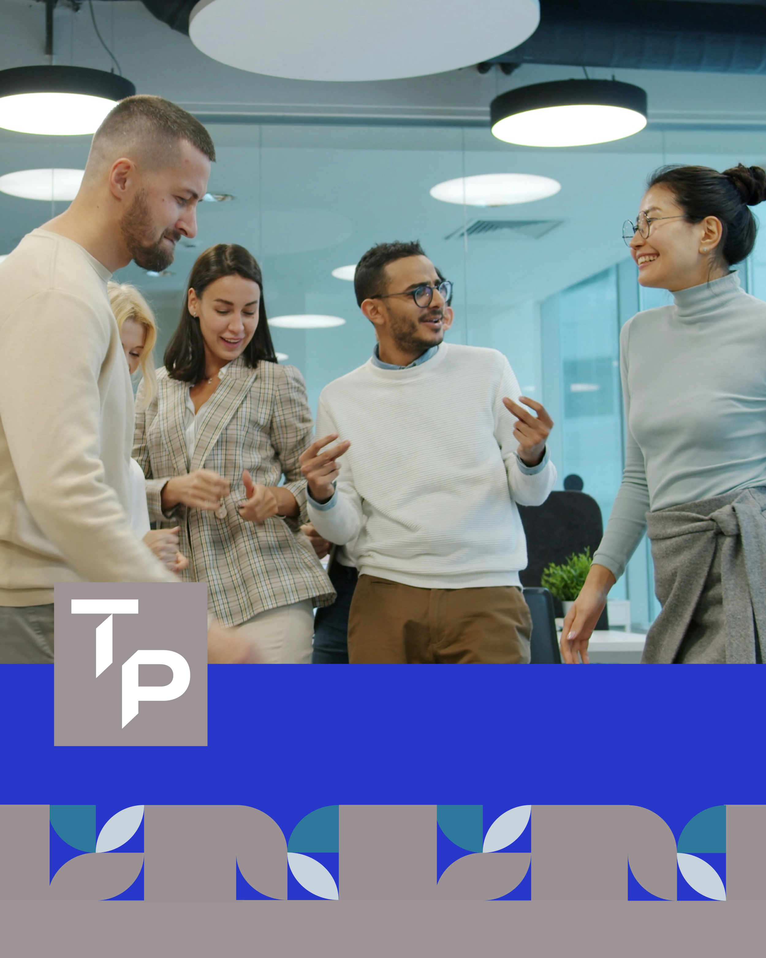 Grupo de personas en una oficina, conversando y sonriendo, con luces modernas en el techo y paredes de cristal.