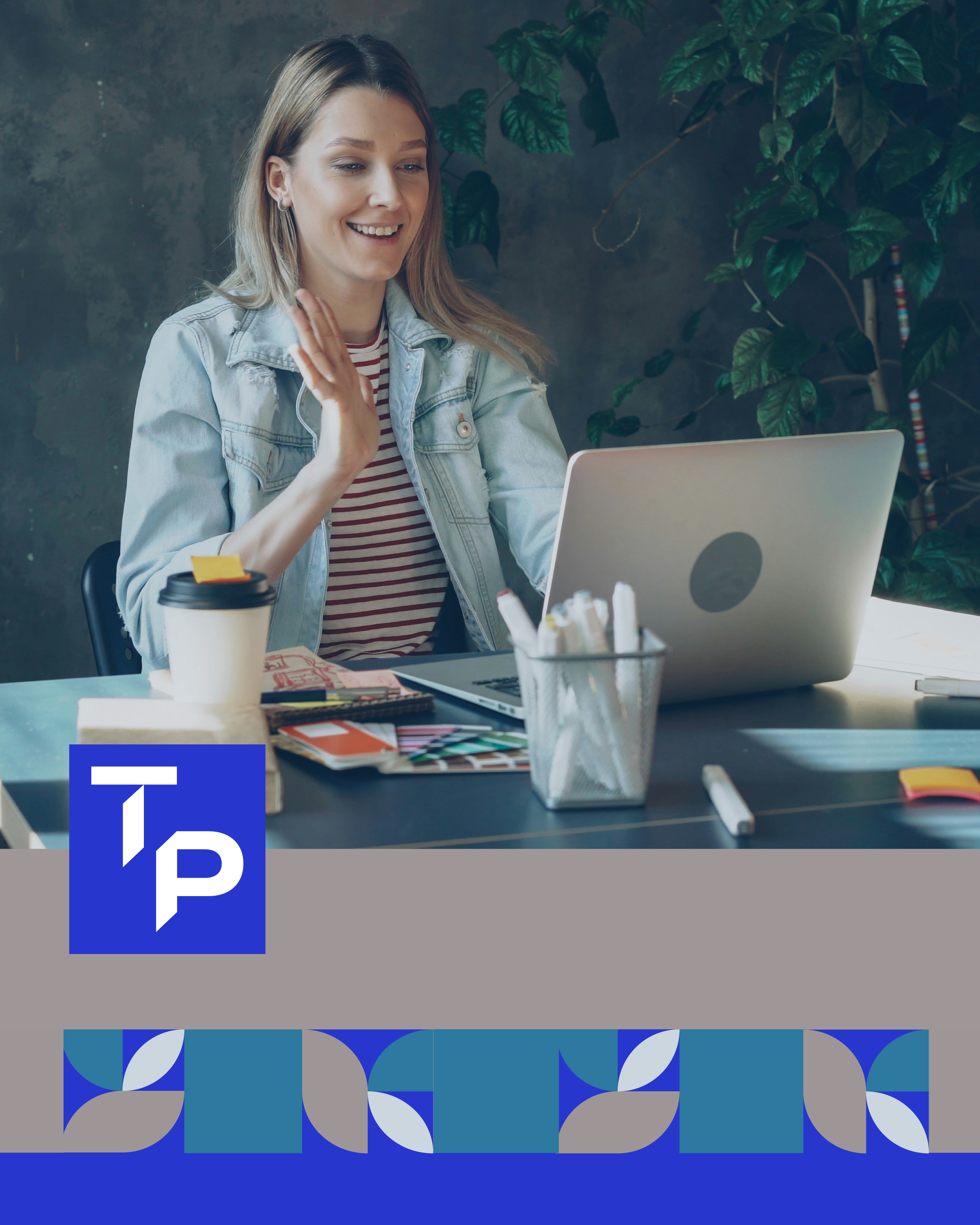 Una mujer sonriente en una oficina, hablando con alguien a través de una videollamada, rodeada de papeles y útiles de oficina, en un ambiente moderno y natural.