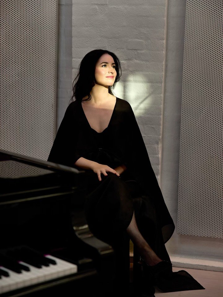 Fra en helt vidunderlig fotoshoot med fantastiske @malene_nelting_fotograf og @stylingbyac hos @mogensdahlkoncertsal. ✨
En smuk oplevelse - at f&oslash;le sig set og spejlet p&aring; s&aring; mange forskellige m&aring;der ❤️ her er en af dem.
Tusind 