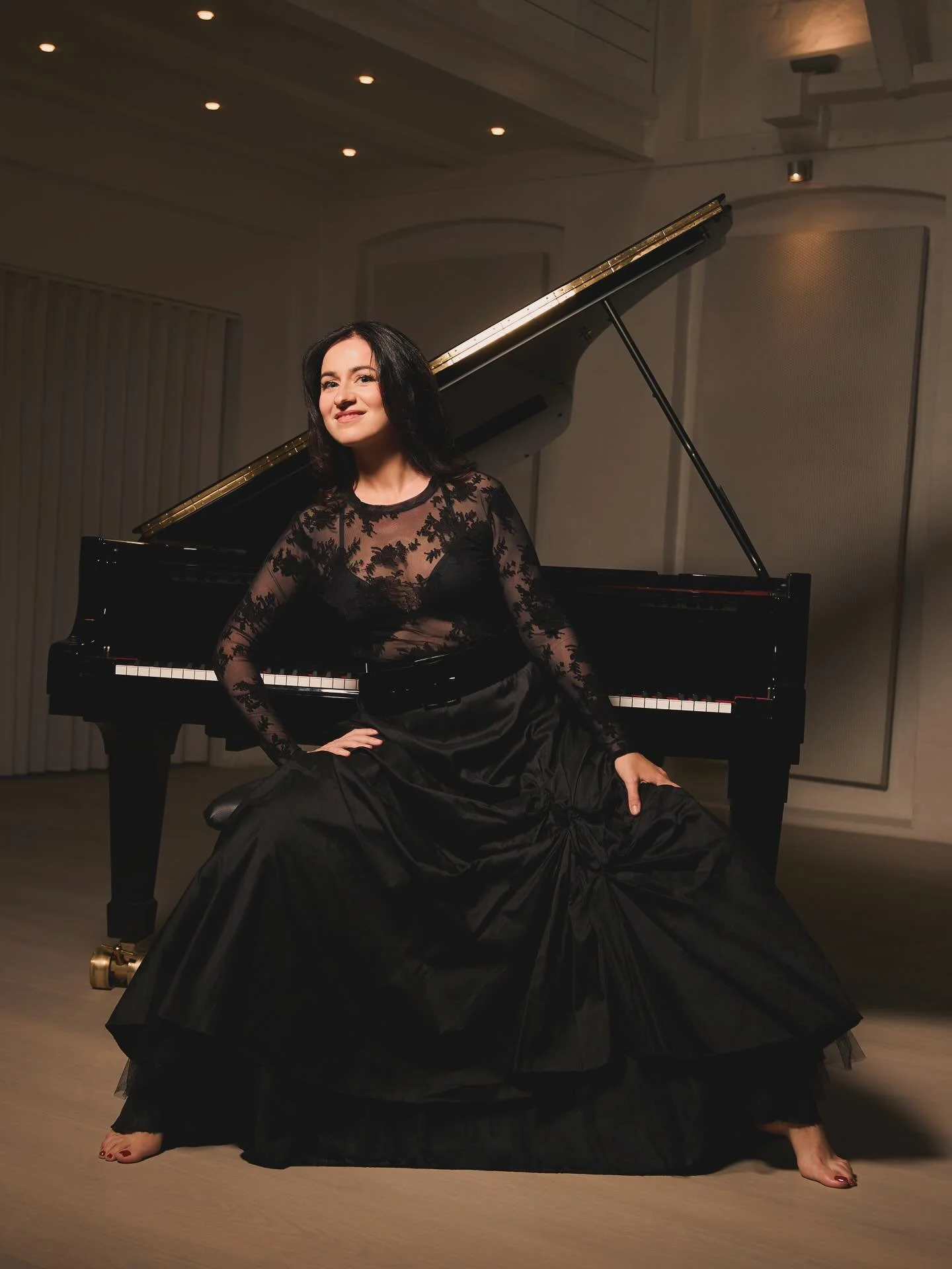 My last weeks ❤️🤍🩶💜 livet i mange farver

1 &amp; 2 fra fotoshoot med fantastiske @malene_nelting_fotograf og @stylingbyac og @mettemaria.dk hos @mogensdahlkoncertsal 🤍✨

3. Udsigten fra mit v&aelig;relse om aftenen, hvor vandet leger med lyset ✨