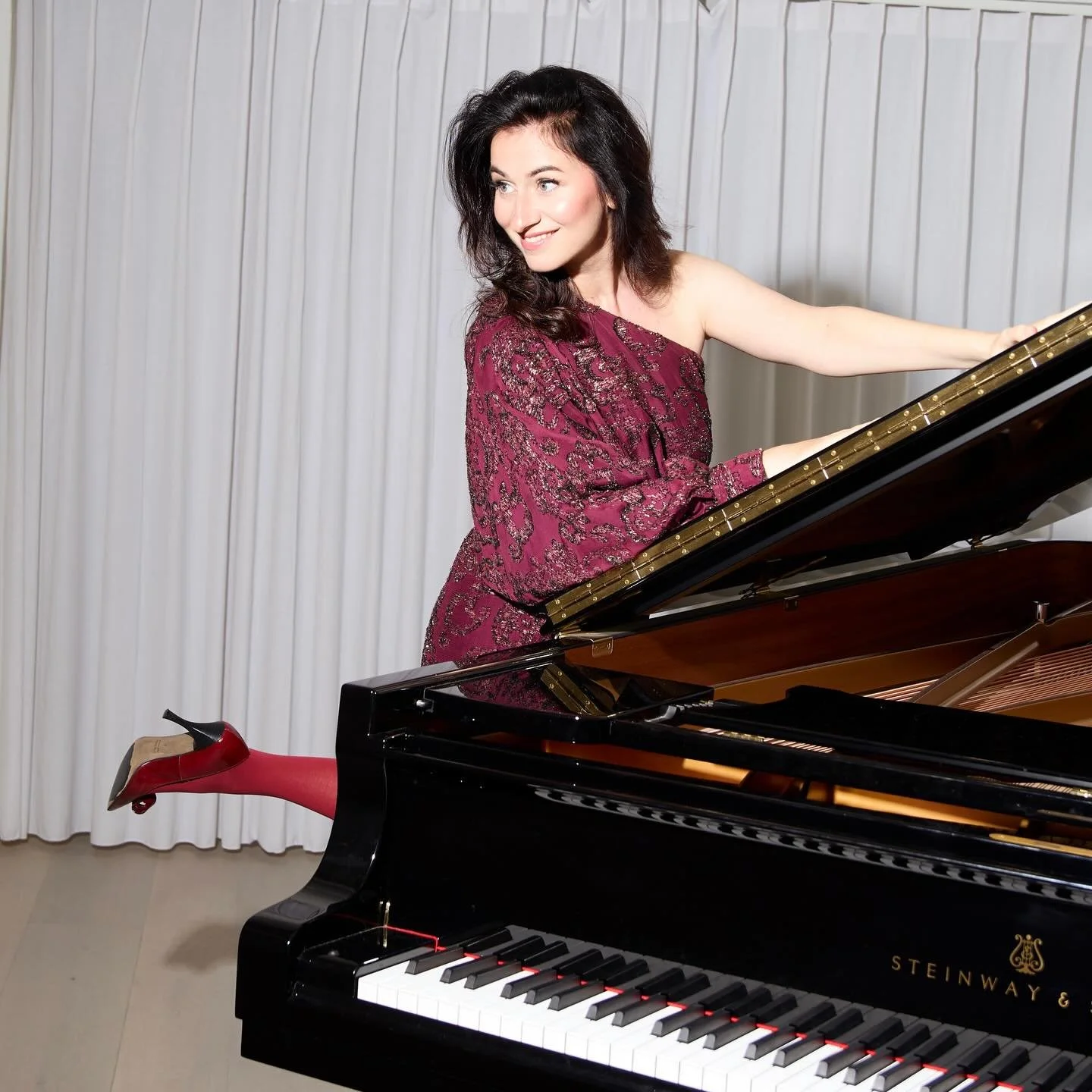 Hvor er jeg glad for, at vi mennesker endelig har opdaget vores dybe forbundethed!
At vi har forst&aring;et, at nationaliteter, farver og forskellige identiteter er vores unikke nuancer i et stort kosmisk tapet.
Vi har l&aelig;rt at kommunikere orden