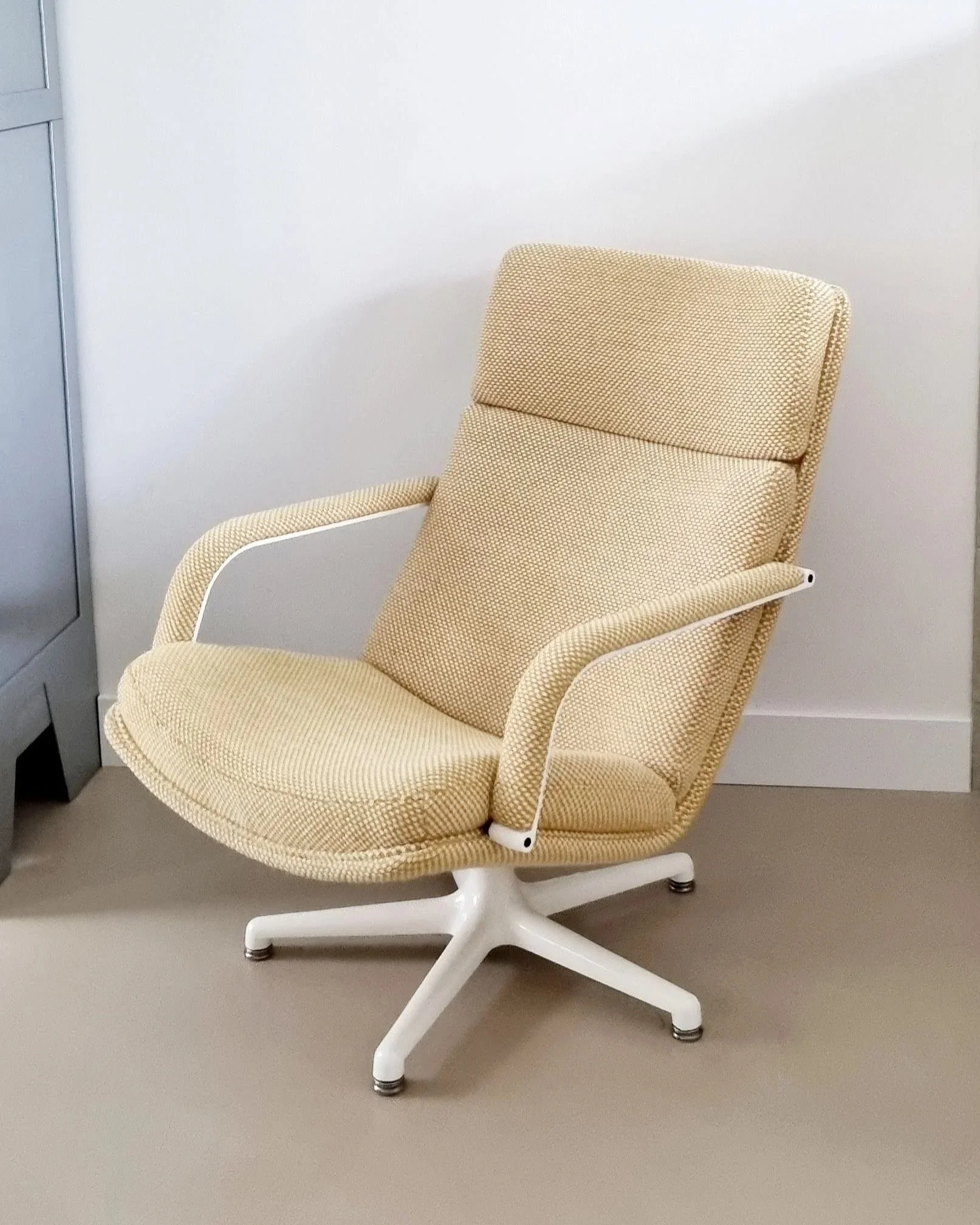 Artifort F141 draaifauteuil