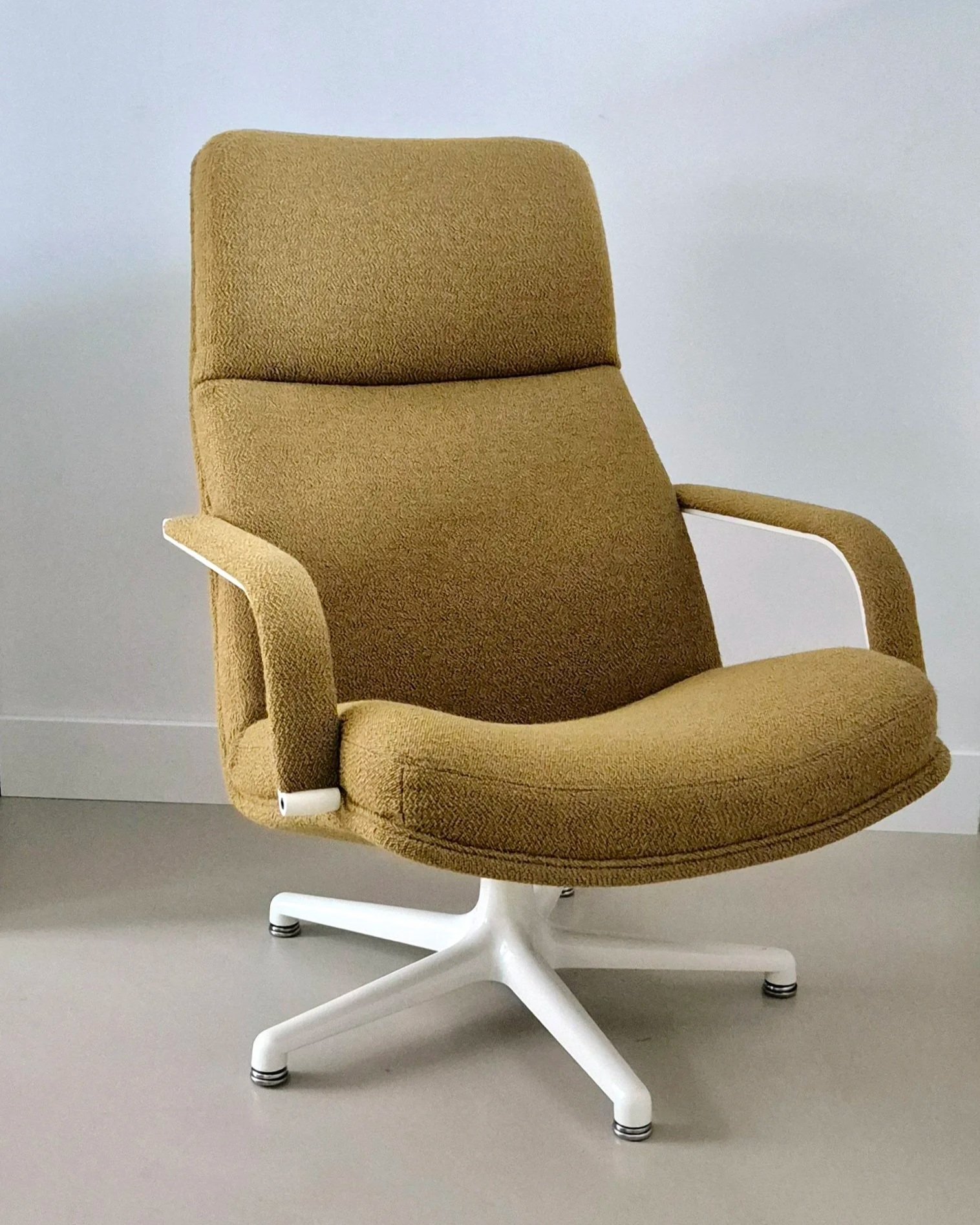 Artifort fauteuil gestoffeerd met Ploegstof