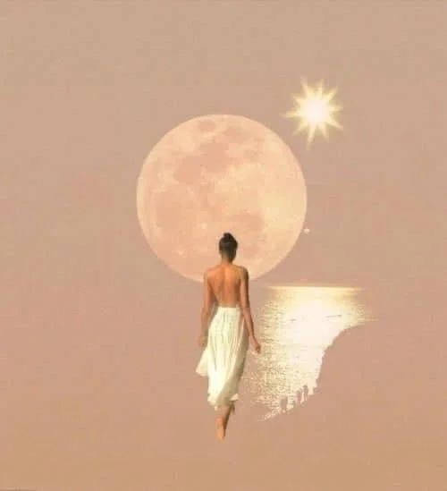 Une femme marche vers une lune brillante dans un paysage onirique avec un reflet sur l'eau et un soleil밥