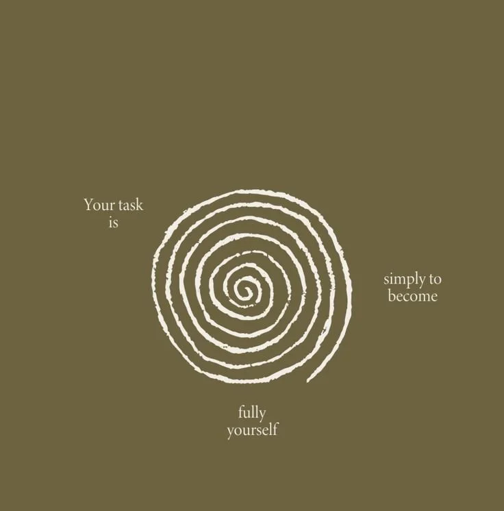 Une spirale blanche dessinée à la main sur un fond marron. Sur l'image, il y a un texte en anglais : "Your task is simply to become fully yourself".