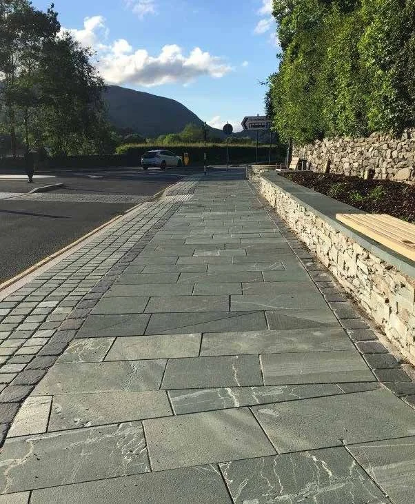 Broughton Moor Flamed Pavers Ext 007A.jpeg