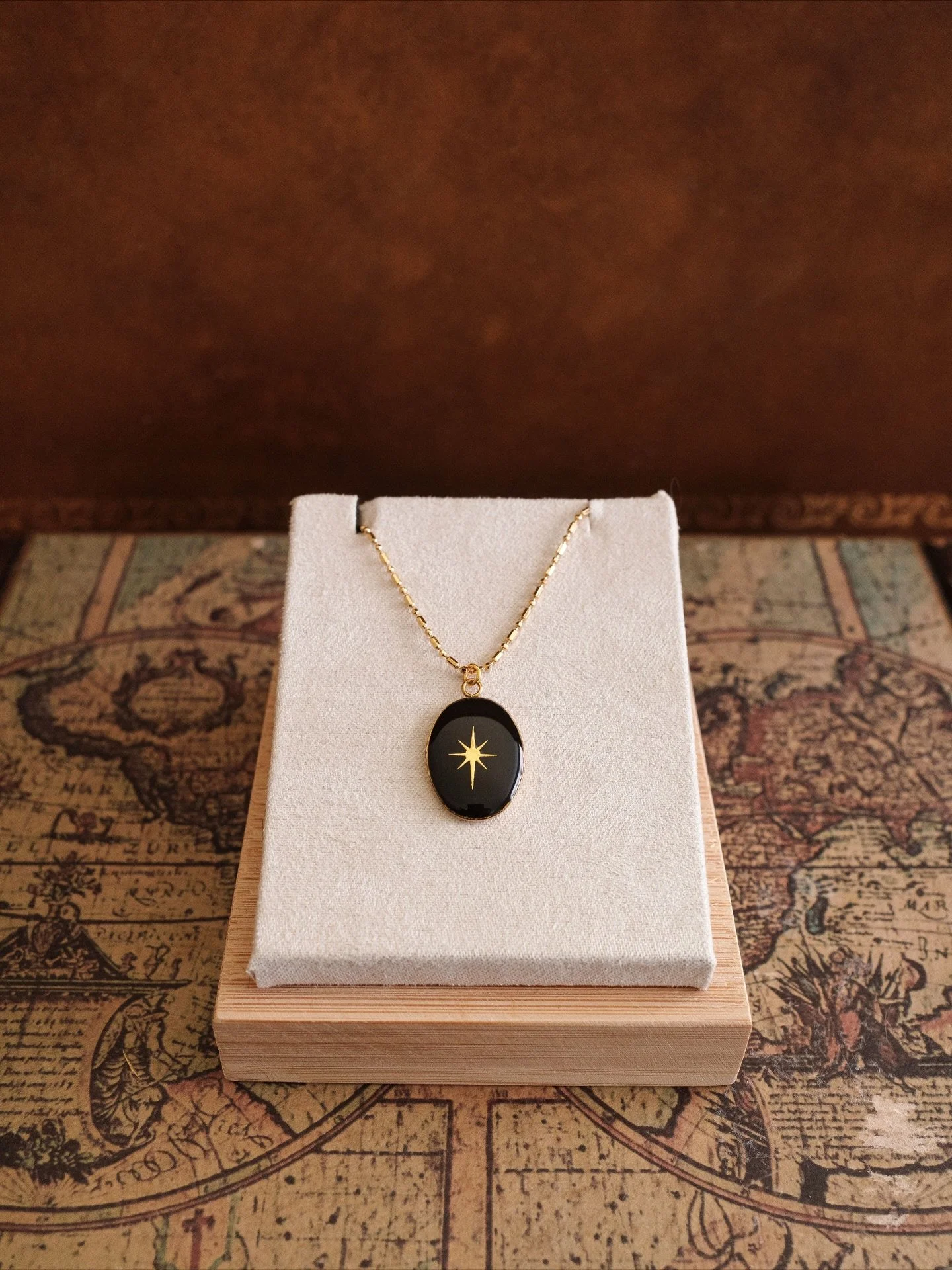 If you could 𝖒𝖆𝖓𝖎𝖋𝖊𝖘𝖙 anything in the 𝖜𝖔𝖗𝖑𝖉, what would it be? ✨ 

𝕸𝖆𝖓𝖎𝖋𝖊𝖘𝖙𝖆𝖙𝖎𝖔𝖓 𝕮𝖔𝖑𝖑𝖊𝖈𝖙𝖎𝖔𝖓 drop is live! This handmade resin neckalce features 18 in. gold plated beaded chain with a lucky star pendant for manifest