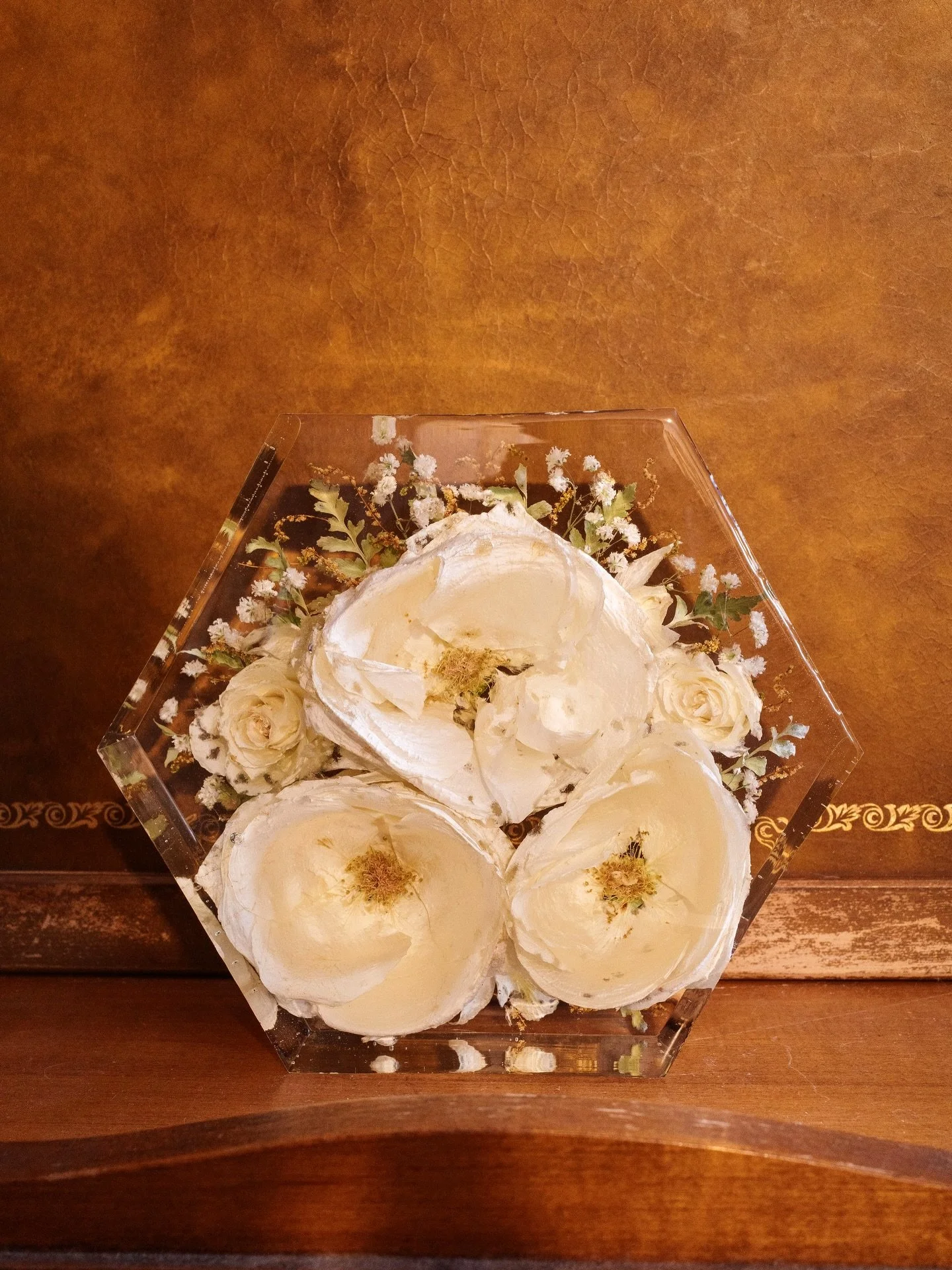 Your 𝕓𝕝𝕠𝕠𝕞𝕤 preserved 𝕗𝕠𝕣𝕖𝕧𝕖𝕣 ✨
Why toss your bouquet when they can be turned into an everlasting keepsake?! 🤍
Now booking 2026 brides 👰🔗www.shopsuninscorpio.com 
to inquire/reserve your spot for bridal bouquet  preservation today!!✨
