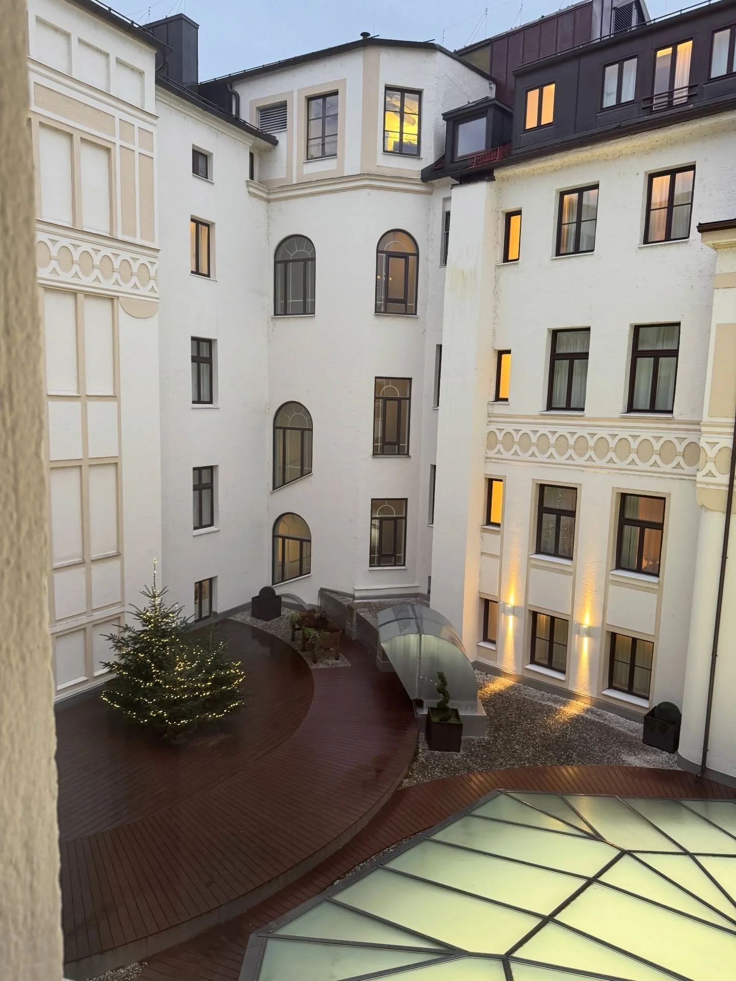 Happy Christmas Eve from Munich! An 18-hour layover isn&rsquo;t much to work with but we had a wonderful time staying at @kempinski_munich and exploring the Marienplatz holiday market.

This Kempinski property was built in 1858 and features many of i