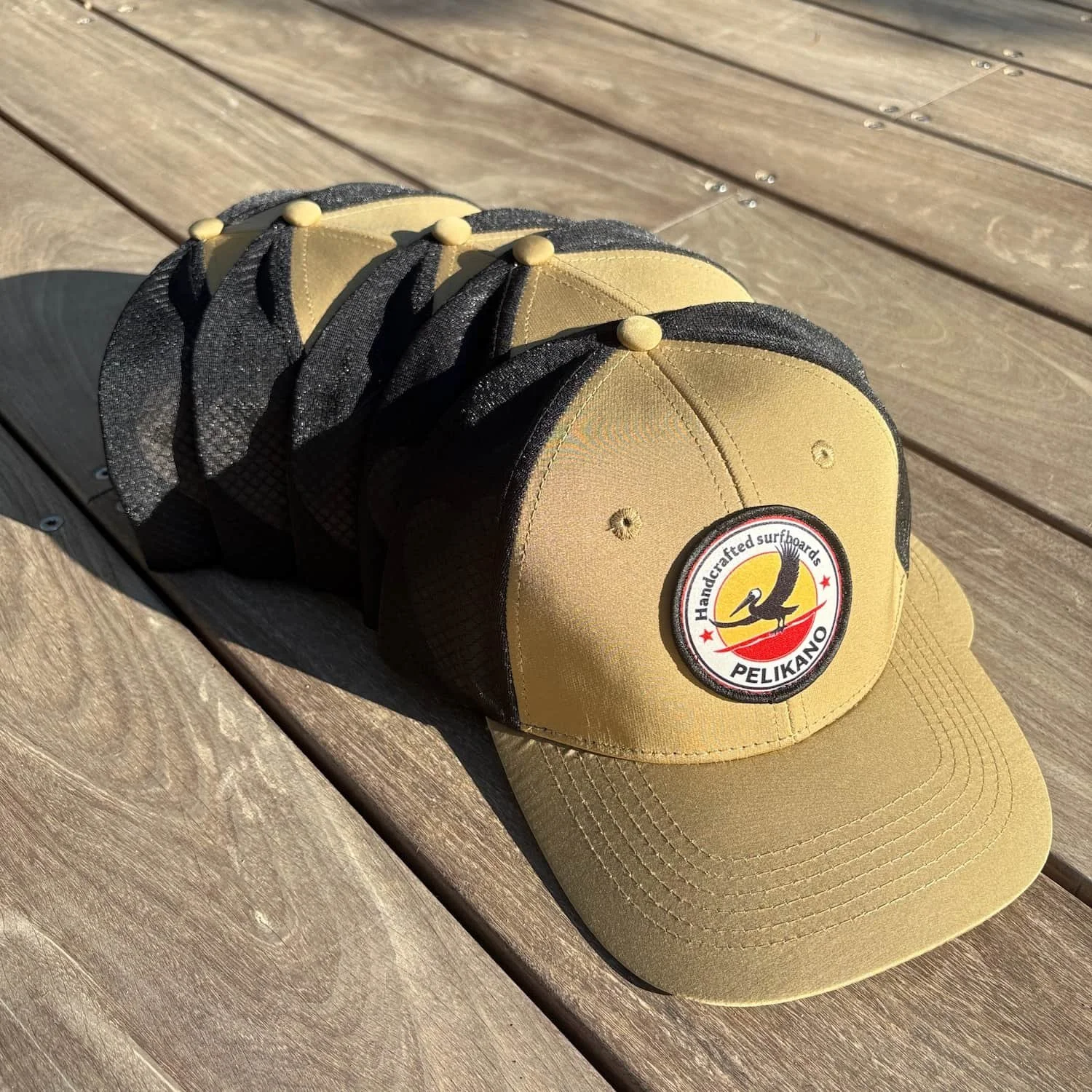 casquettes_noire_ocre_pelikano.jpg