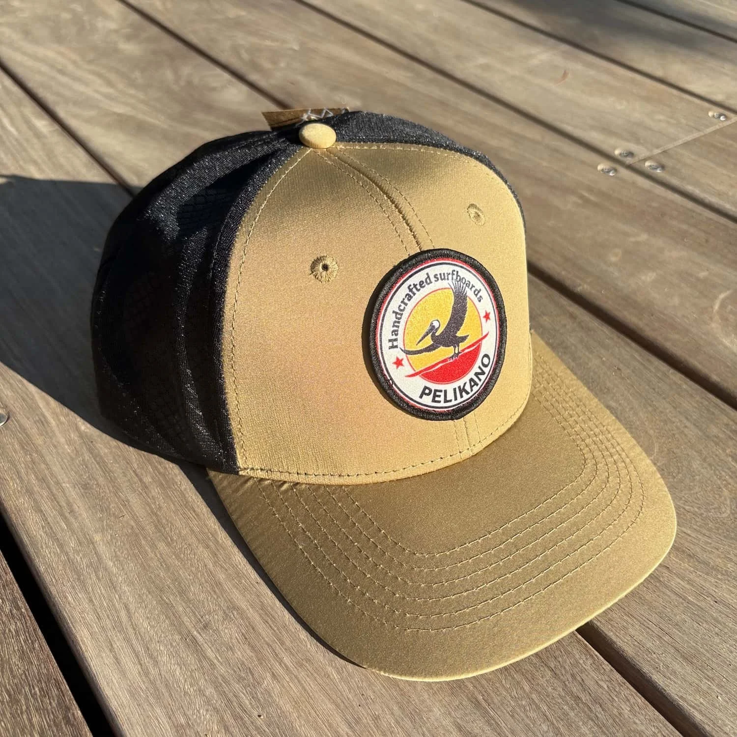 casquettes_noire_ocre_pelikano_1.jpg