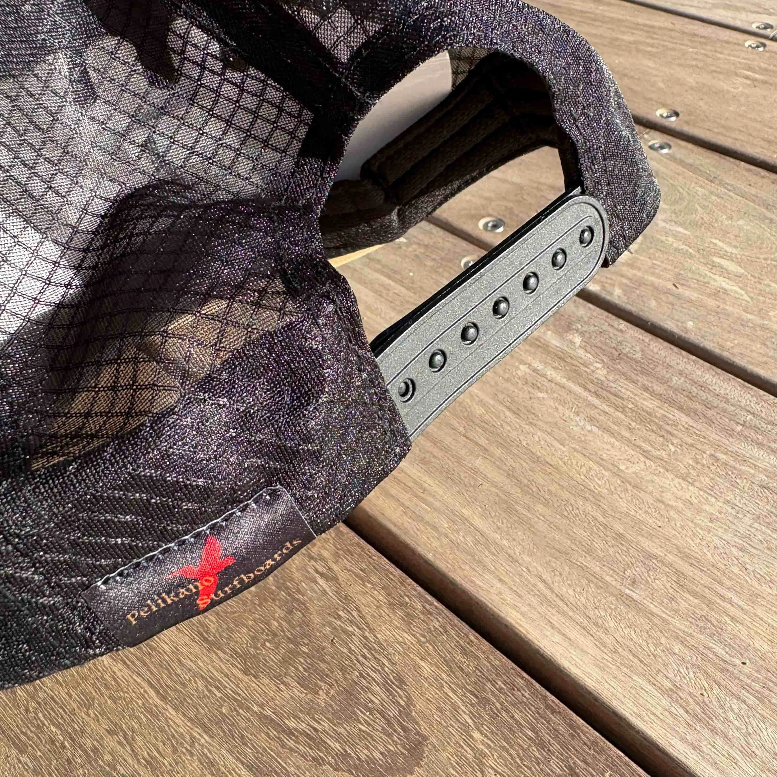 Fermeture_casquette_noire_pelikano.jpg