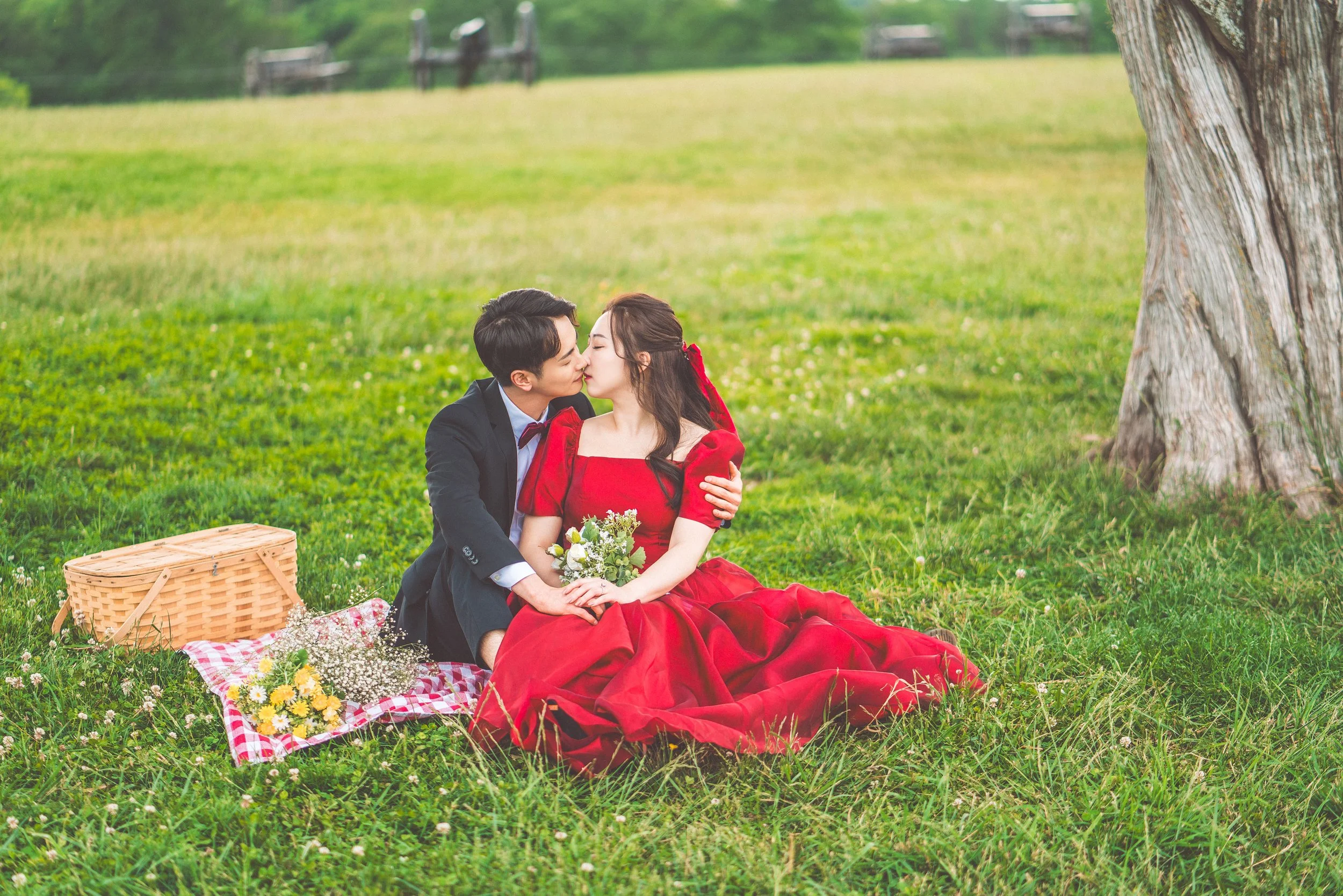 Romantic picnic couple session in Virginia captured by Lavish Photography