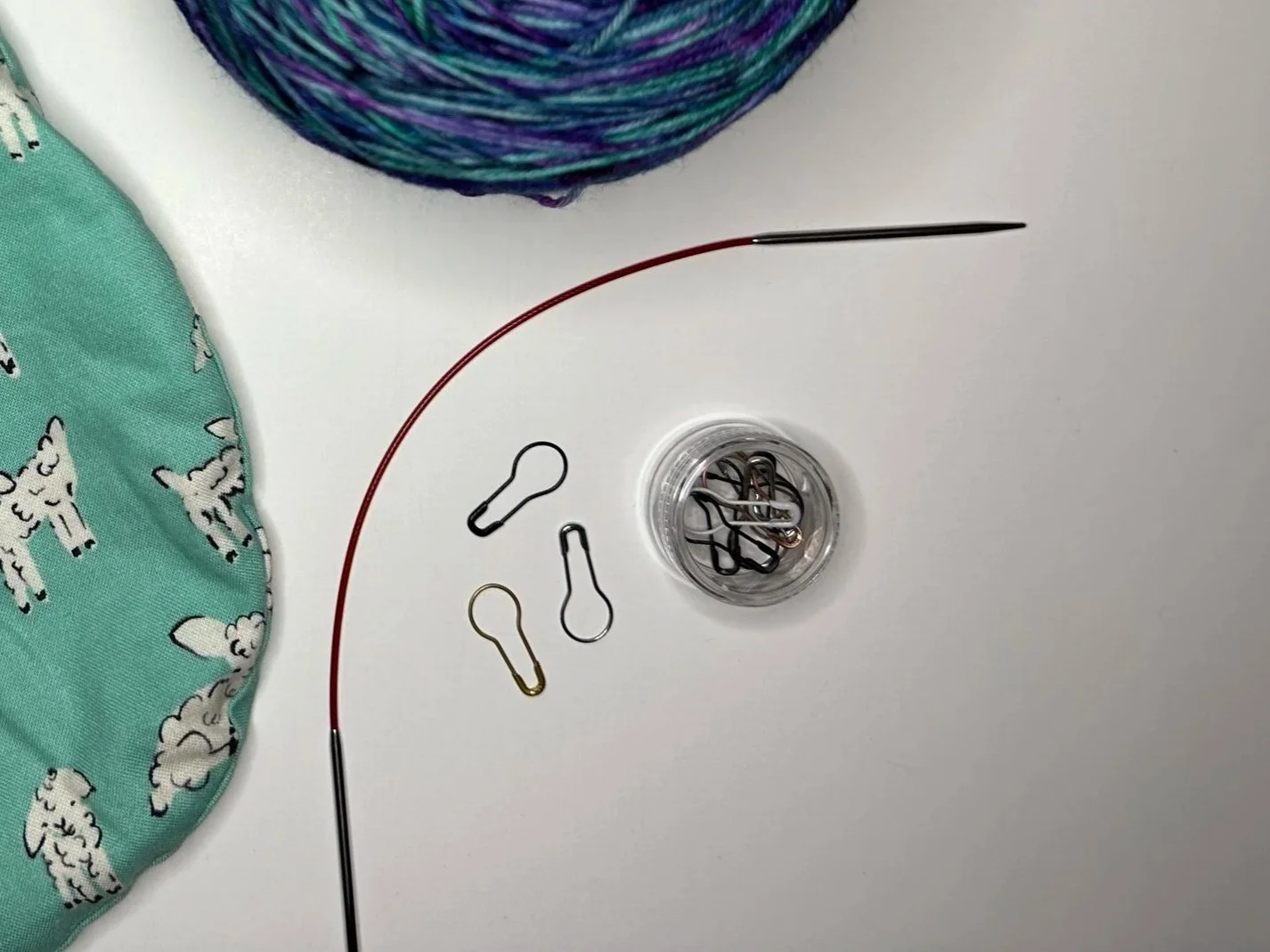 Safety stitch markers in a lightbulb shape