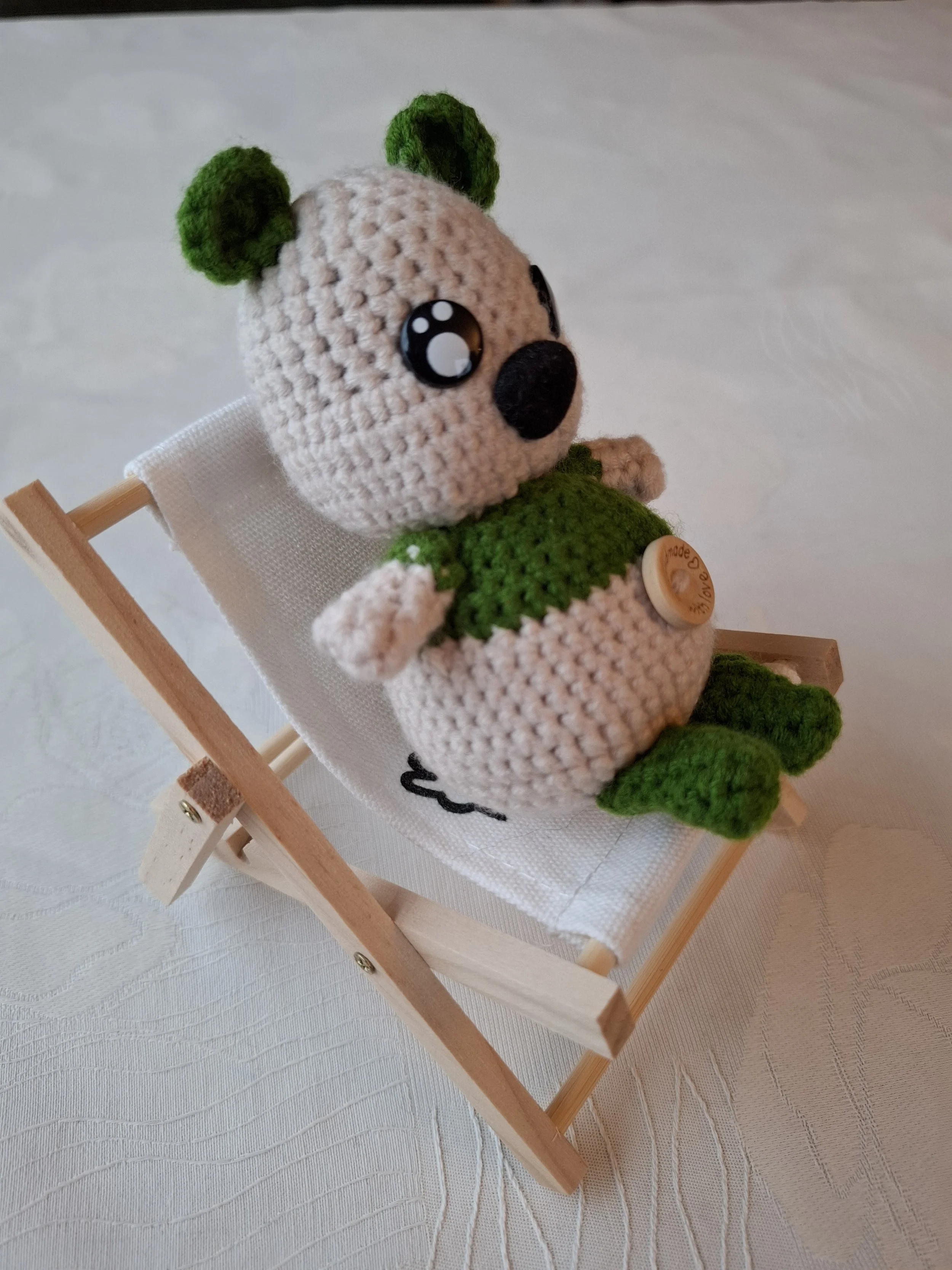 10264 | Solgt | Kr 200,- inkludert stol. Høyde figur 12cm + ben 10cm