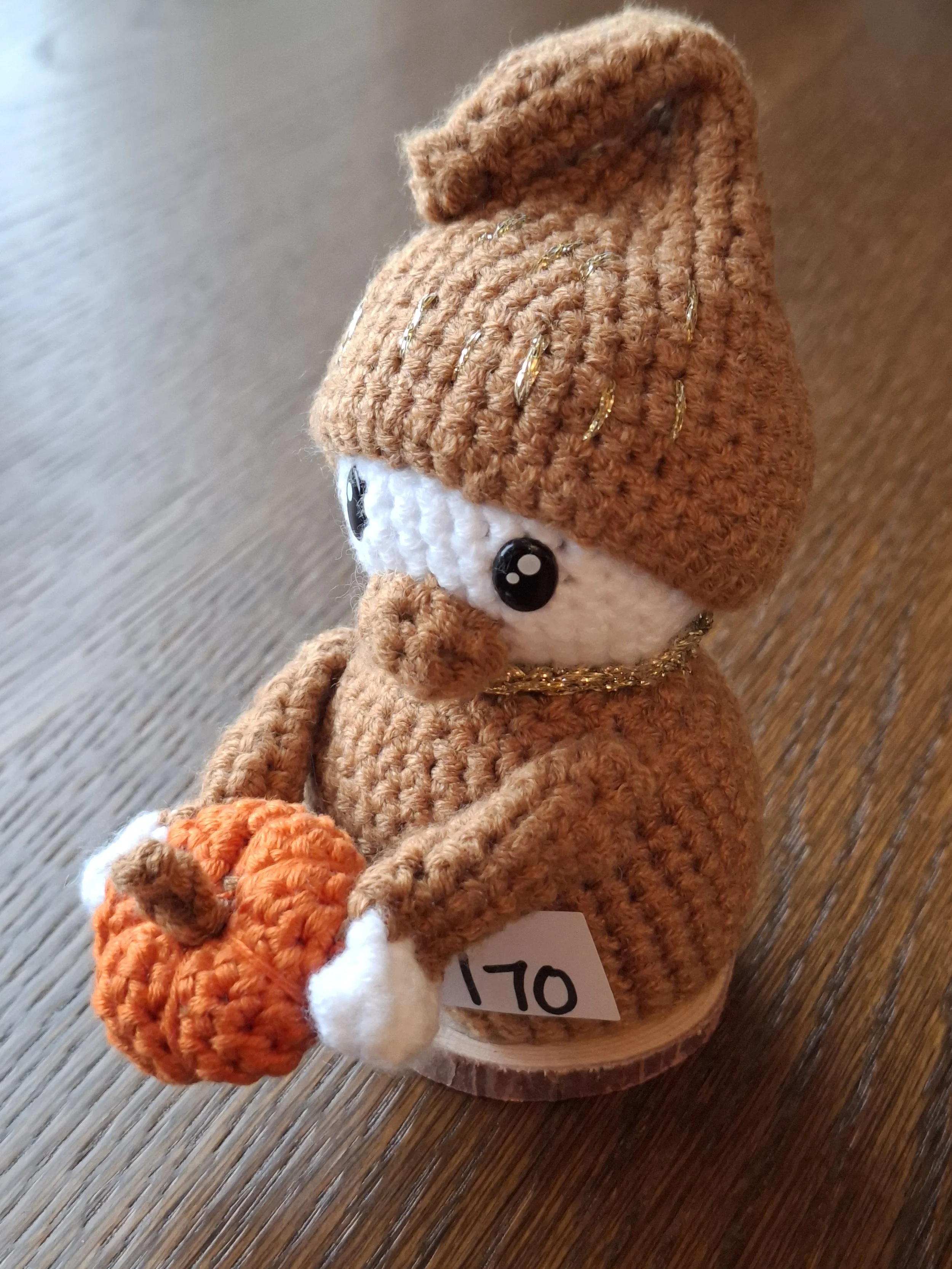 10209, høyde 19cm [treplate i bunn, ikke kosedyr] - finnes en identisk 10209B.