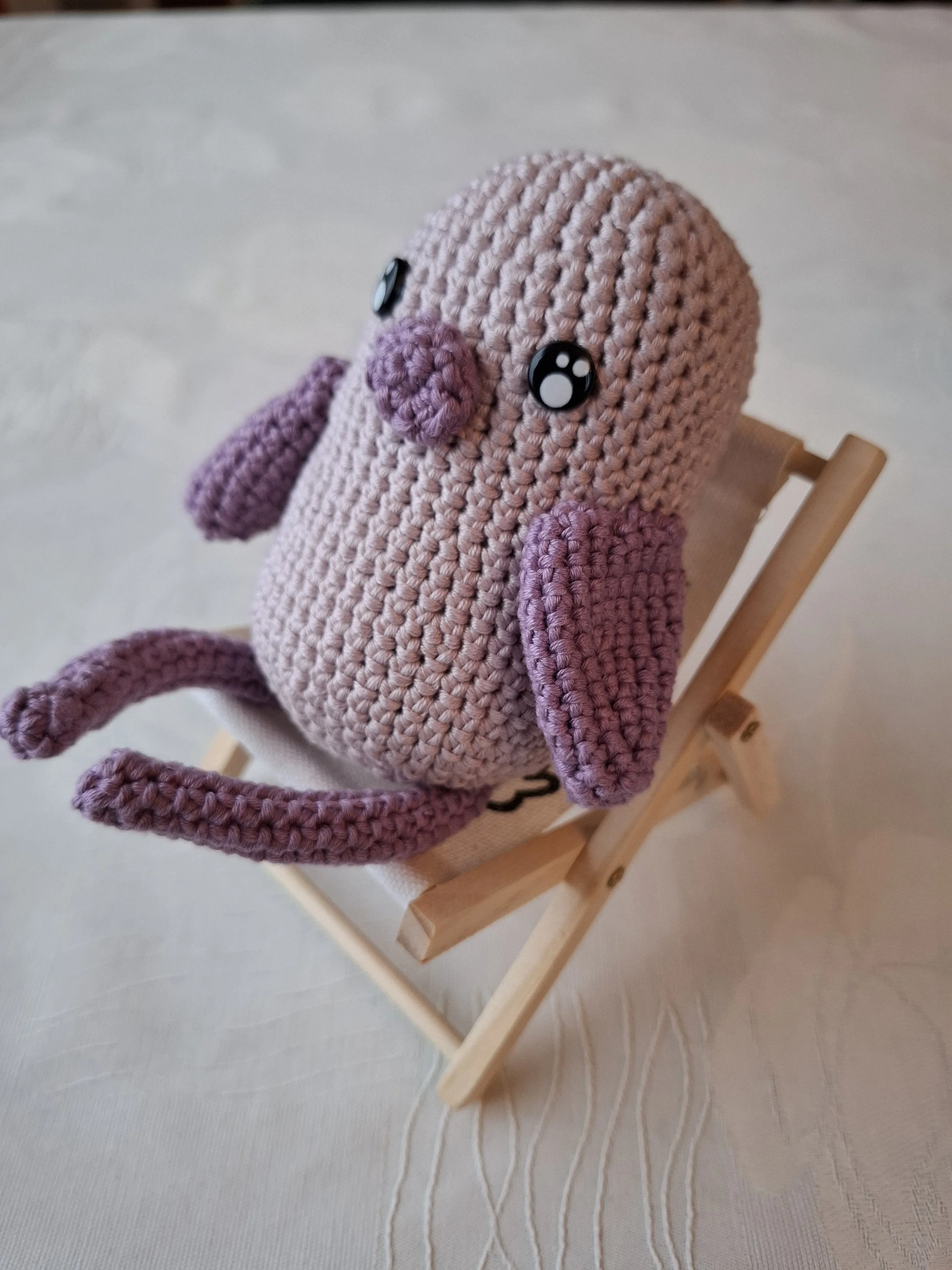 10266, Kr 200,- inkludert stol. Høyde figur 13cm