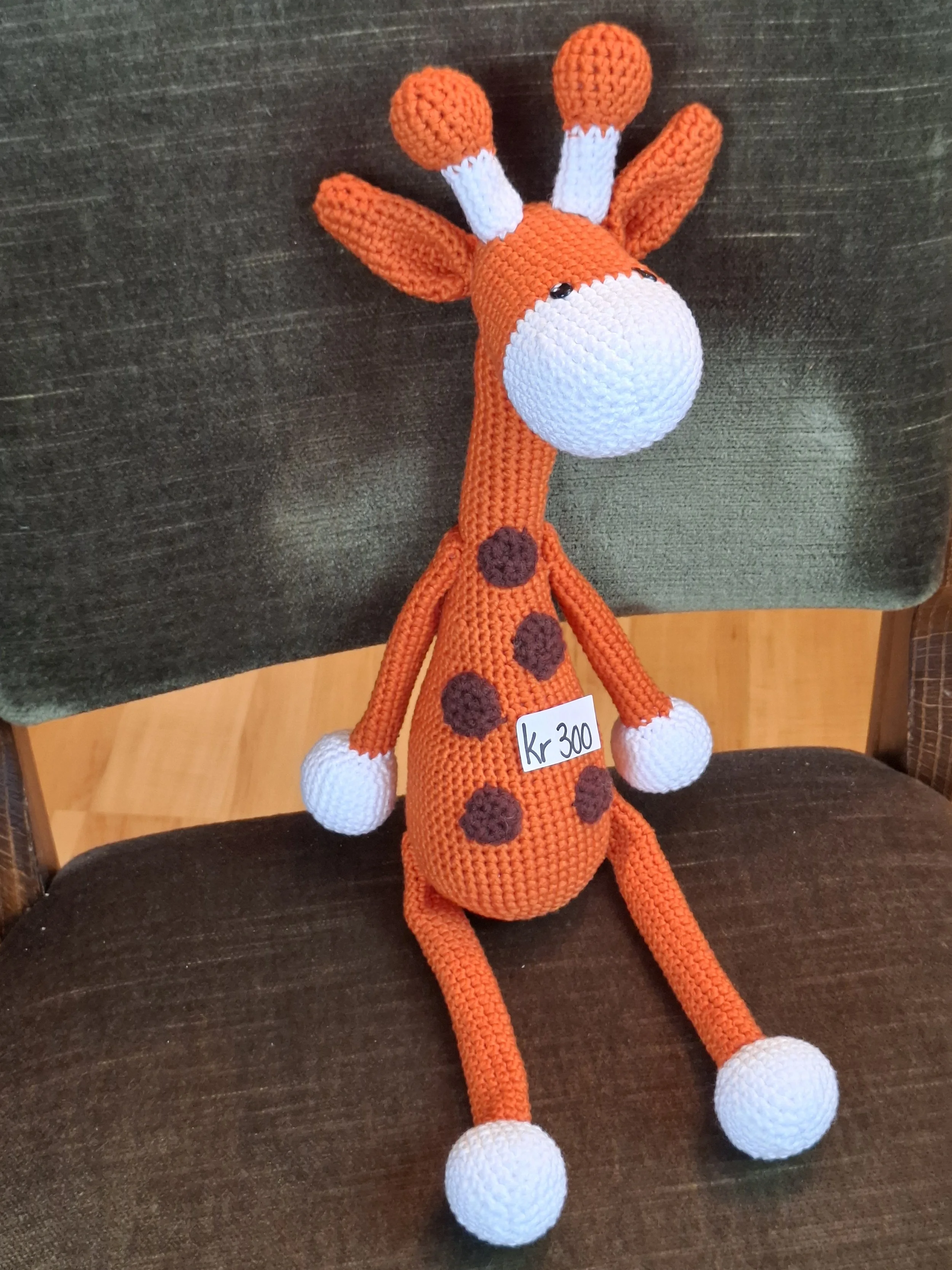 10207 | Solgt |, høyde sittende 33cm + ben 15cm 