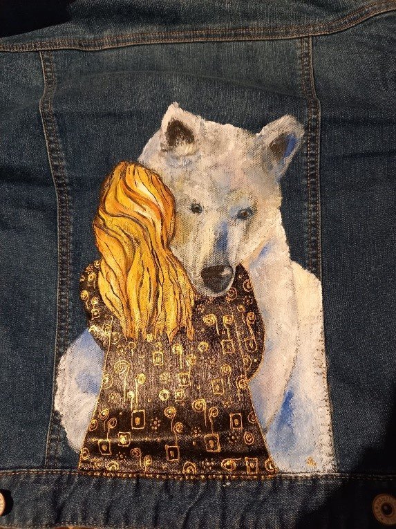 Jenta med bjørn.jpg