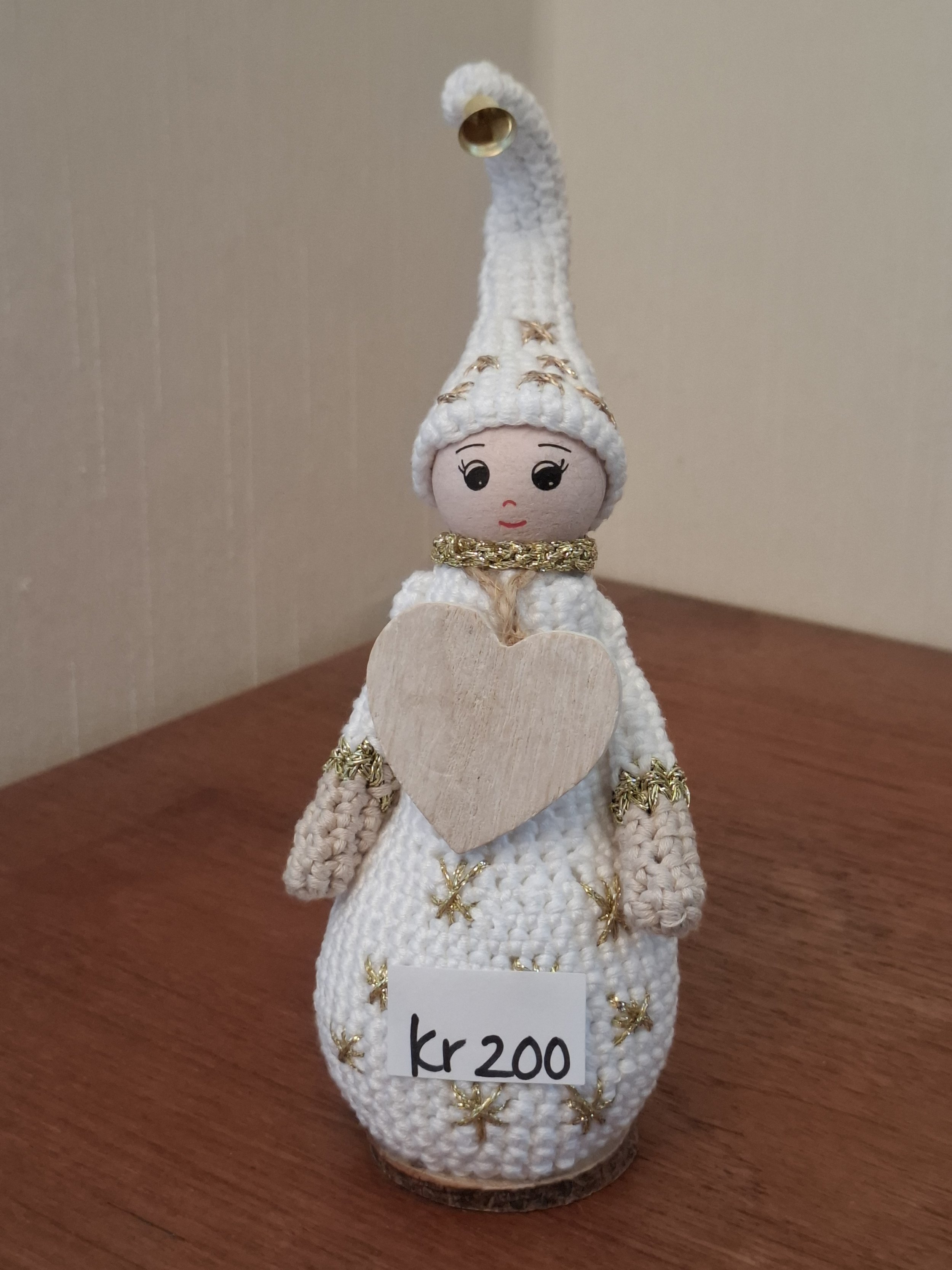 10212 | Solgt |, høyde 18cm [treplate i bunn, ikke kosedyr]