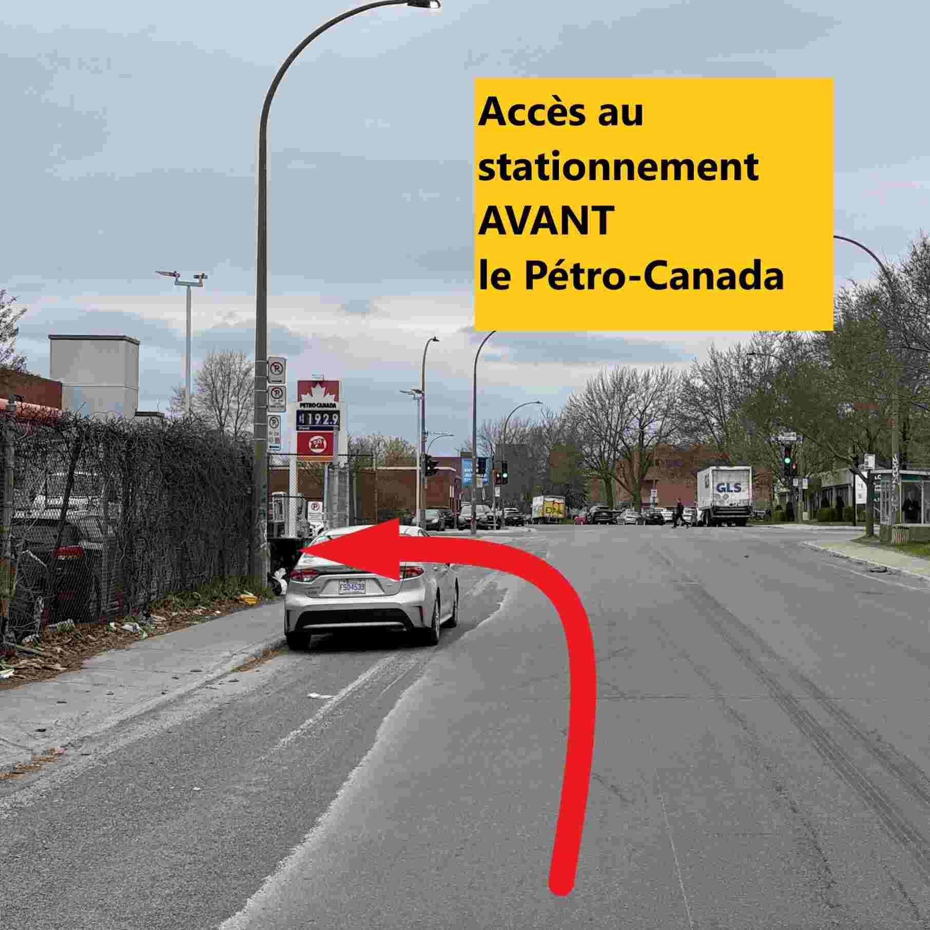 Un panneau indique l'accès au stationnement avant le Petro-Canada.