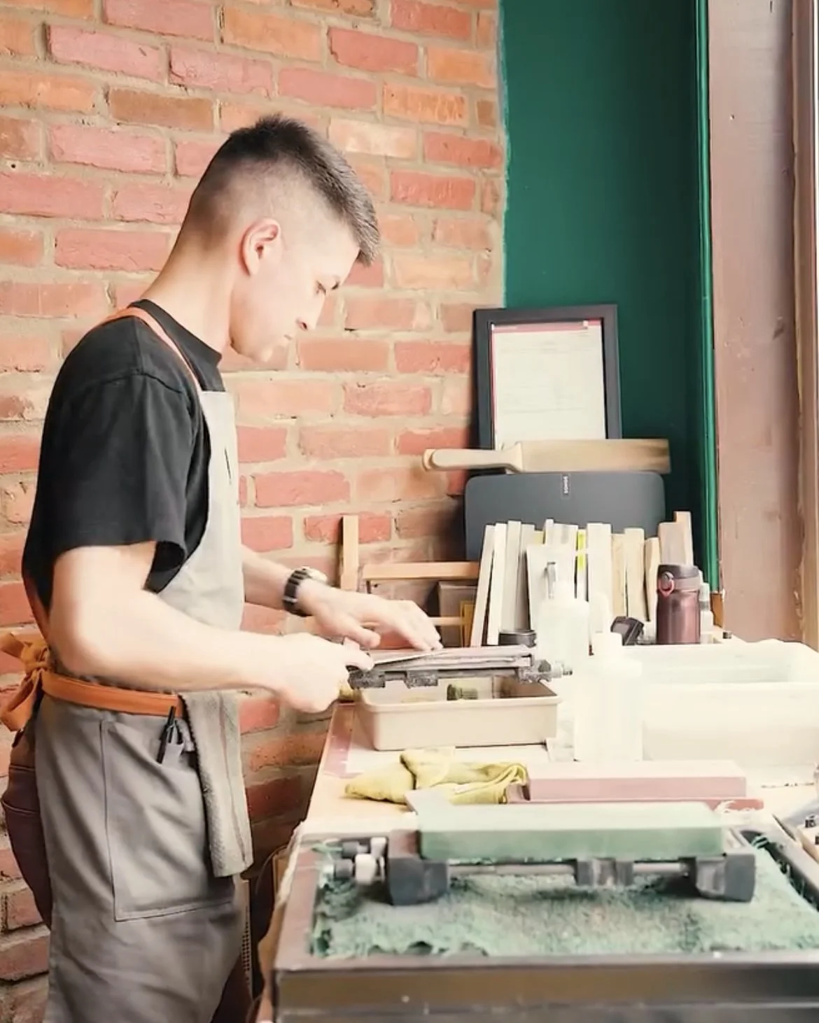 Hand sharpening and finishing a knife on Japanese stones at Stay Sharp Couteaux Japonais (2023-2025) 
photo: Staysharp @false.joye