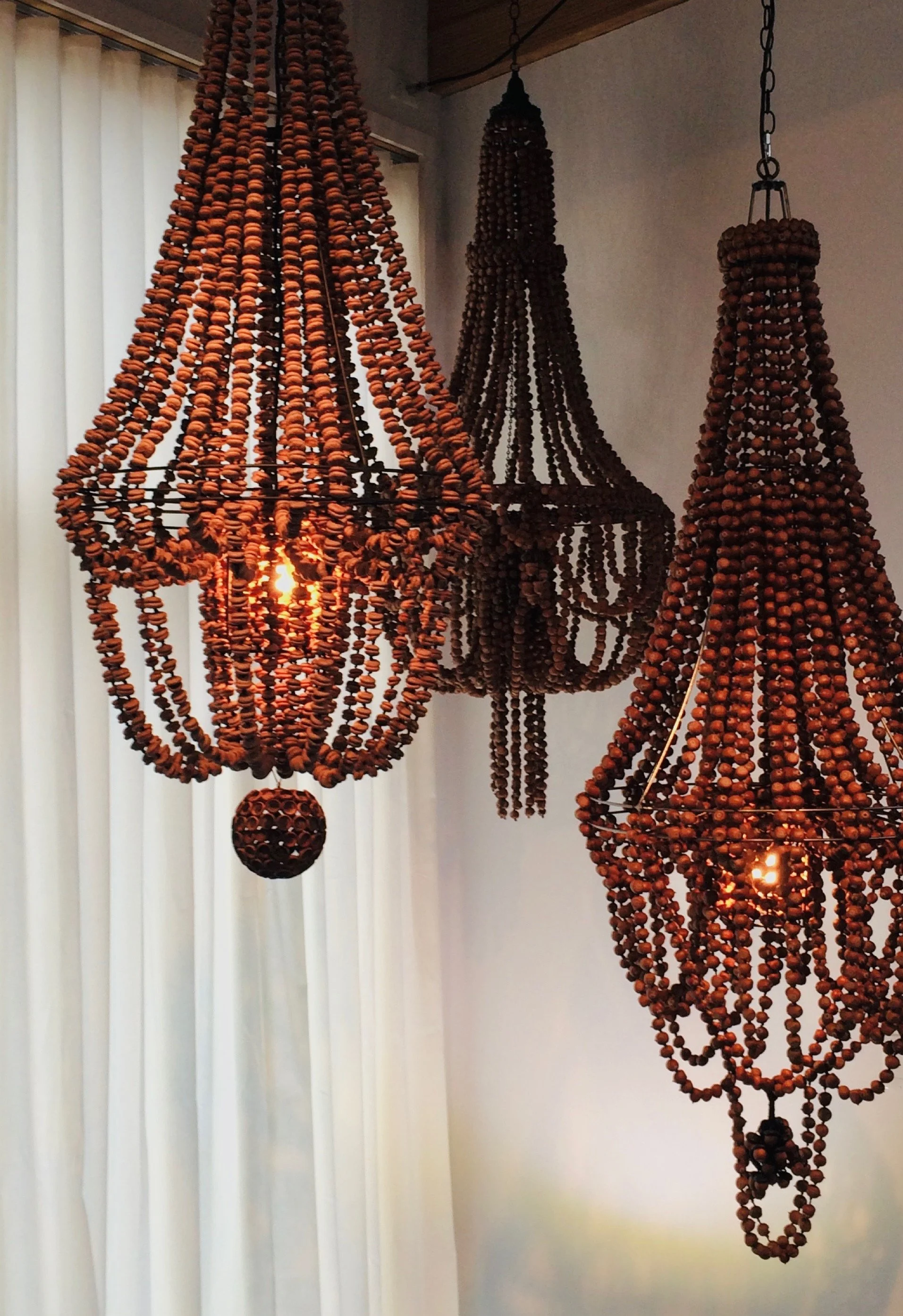 Intérieur rustique avec un arbre, un moule de bois, une corde suspendue et un mur en bois aggloméré.