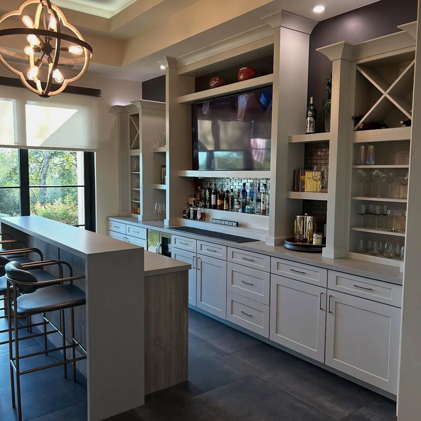 Beautiful Wine Bar🍷 with Island 

Designed by: dustin@bohocabinetco.com

1951 Cabinets
Main Wall: Canyon Door Style w/5-Piece Drawer Front, Painted Harbor
Island: Lubbock Door Style, Driftwood Textured Duraform 

#cabinets #winebar #cabinetdesign #d