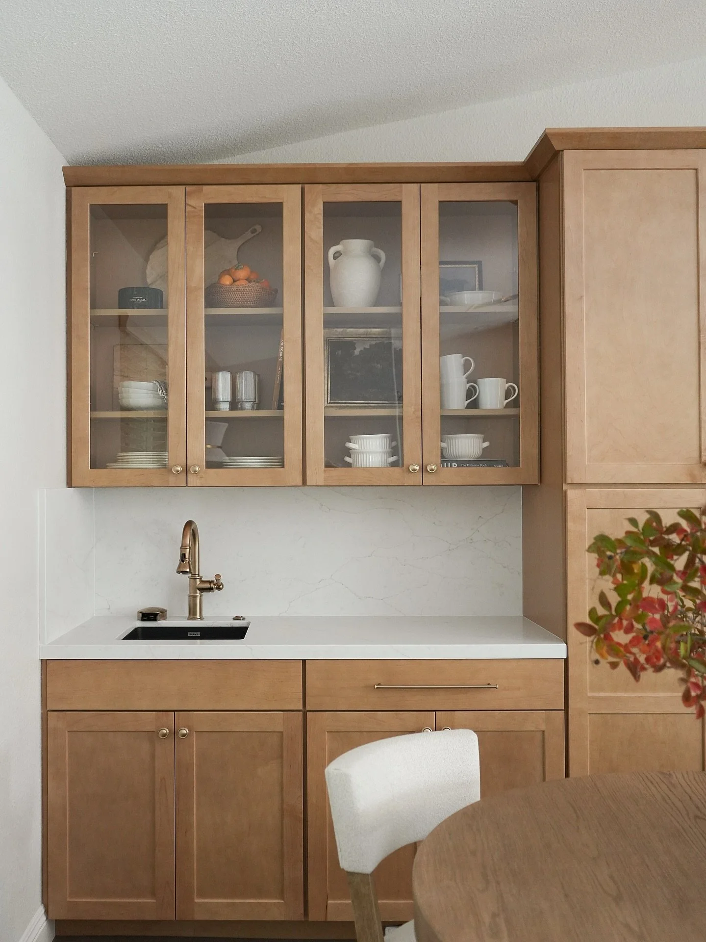 Warm, modern, and made to gather 🫶🏼

Denver door style cabinetry in Maple Rye stain brings natural warmth, while the island stands out in a soft Painted Oat finish. Finished with shaker-style ends, this kitchen blends timeless craftsmanship with a 