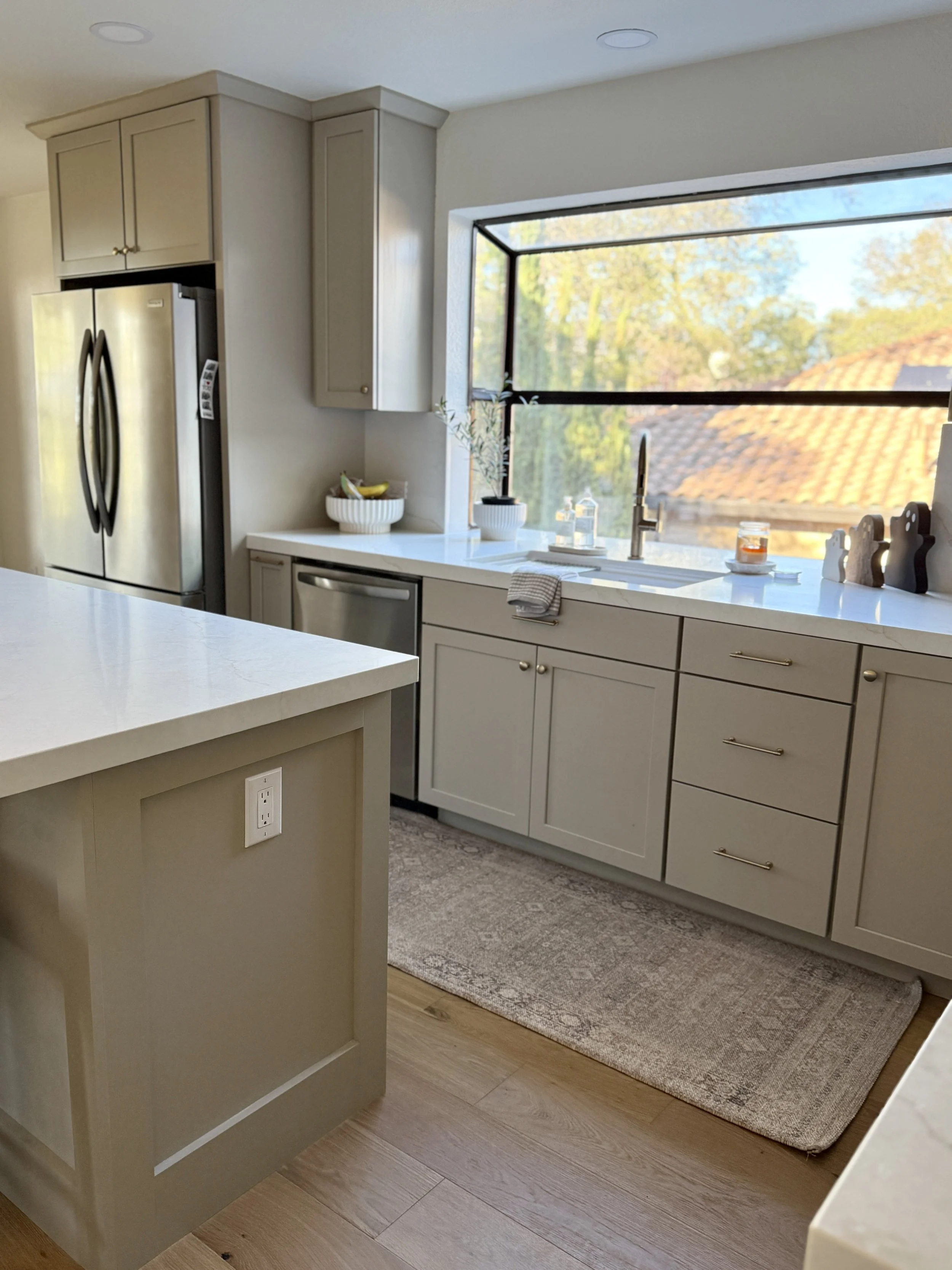 Denver Door Style
Painted Oat Color
Shaker Style Island
Kitchen Cabinet Remodel 