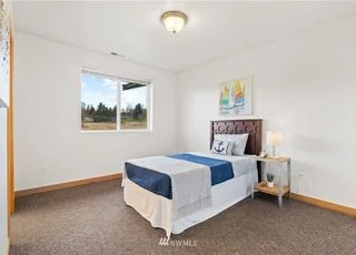 Bedroom with small window at 12112 Roosevelt Rd, Snohomish, WA 98290