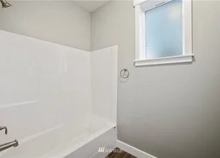 Bathroom with shower/tub combo and small window at 112 Skyhawk Dr Toledo WA 98591