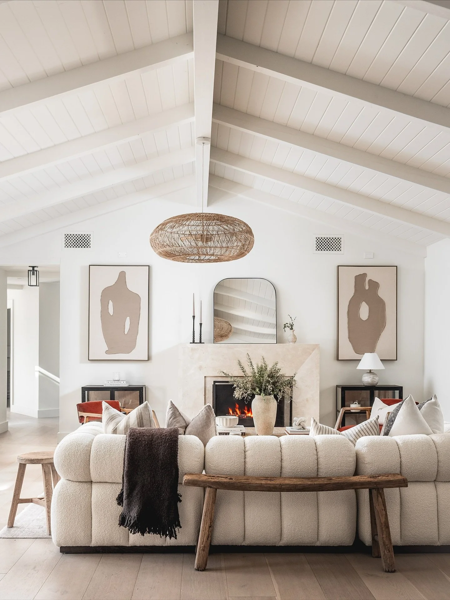 Schoolhouse Road, staged.
Refined but relaxed, with that effortless charm we&rsquo;re always chasing. This one had us at hello.

Photos: @framedbyjg 
Listing: @mkrealestategroup