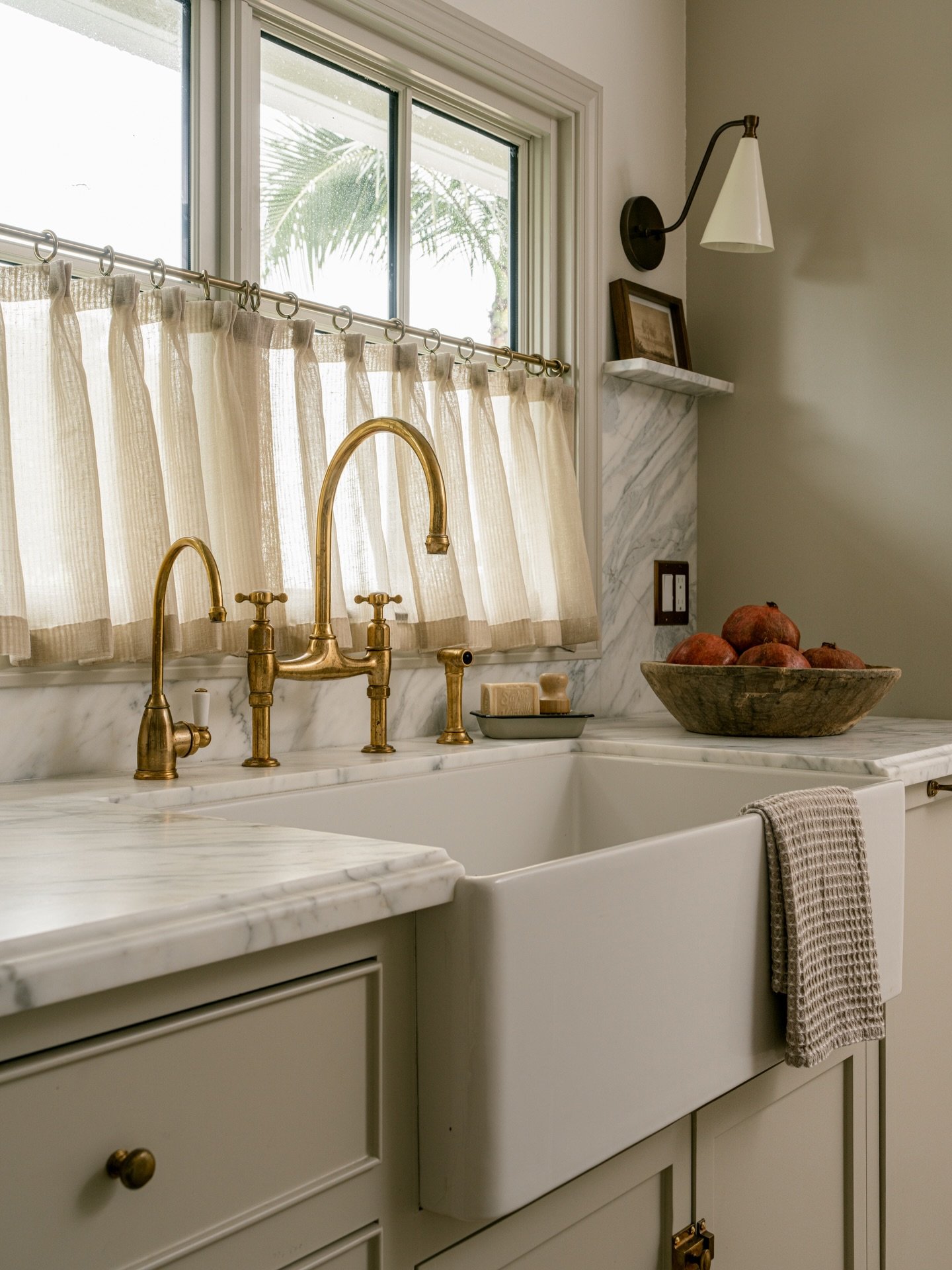 Currently *very* into caf&eacute; curtains and building our case for using them whenever we can&hellip; This Mesa Cottage kitchen moment fully proves our point. We used an @everhem caf&eacute; curtain from the @shoppeamberinteriors collection, and it
