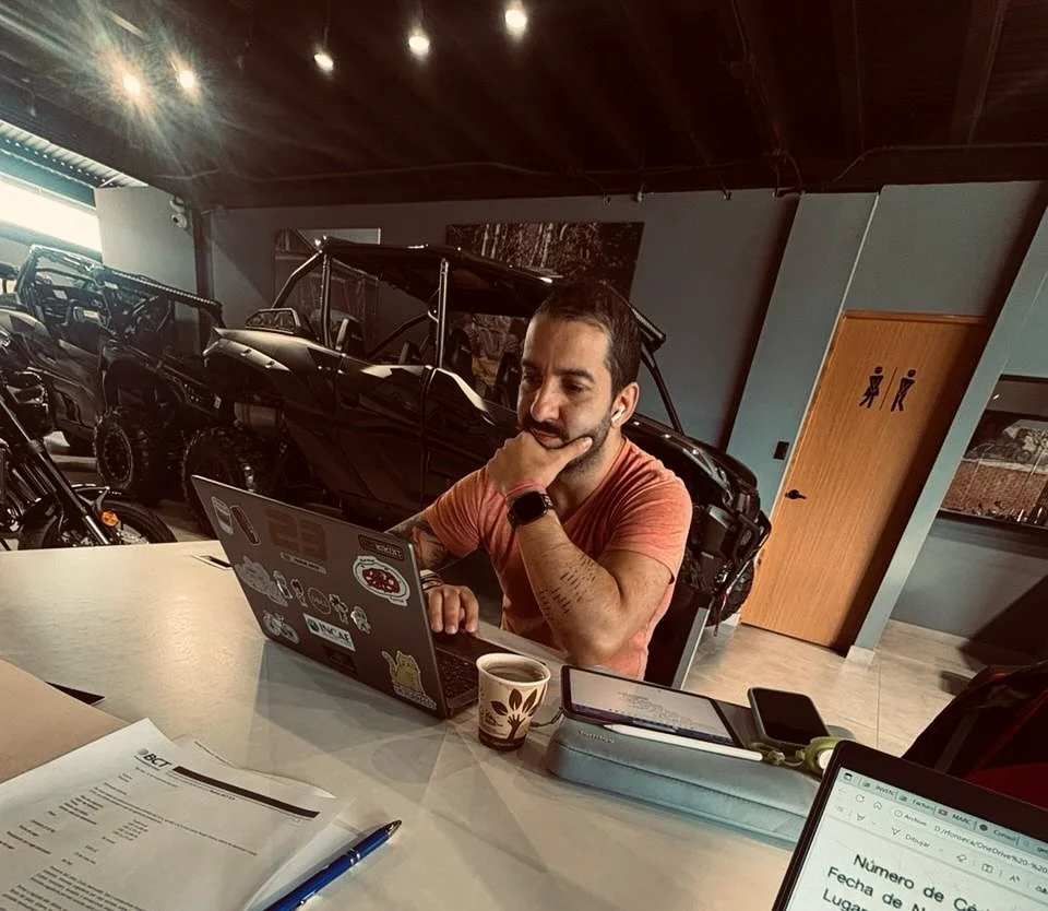 A veces el liderazgo se construye lejos del escenario, sin micr&oacute;fono y sin aplausos.
Se construye aqu&iacute;: en una mesa, con caf&eacute; fr&iacute;o, escuchando historias reales de personas reales, analizando conversaciones dif&iacute;ciles