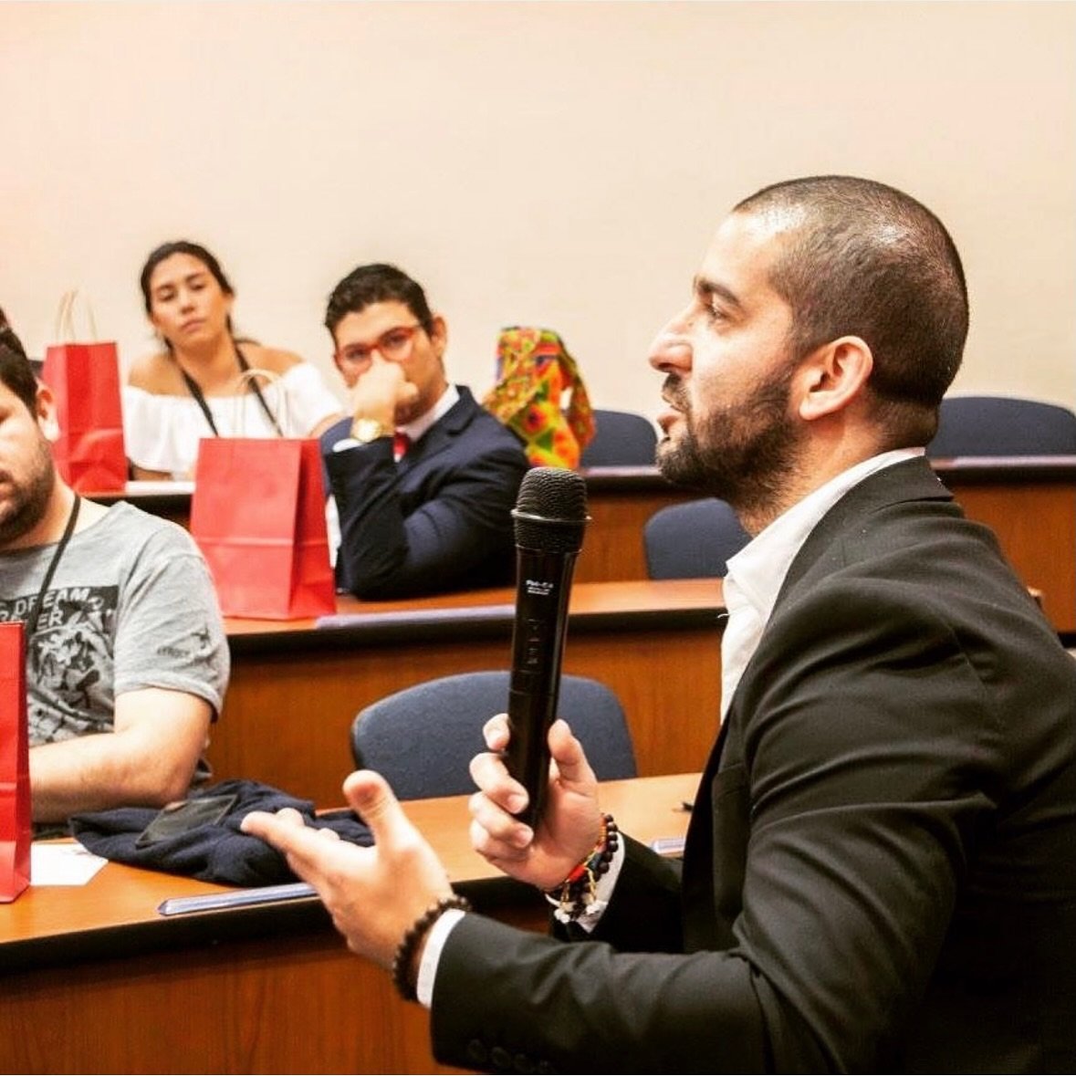 Este foto representa para mi retos y momentos que marcaron mi prop&oacute;sito. 

Hace unos a&ntilde;os dii una charla a l&iacute;deres de la regi&oacute;n&hellip; y mientras hablaba frente a ellos, record&eacute; exactamente por qu&eacute; hago lo q