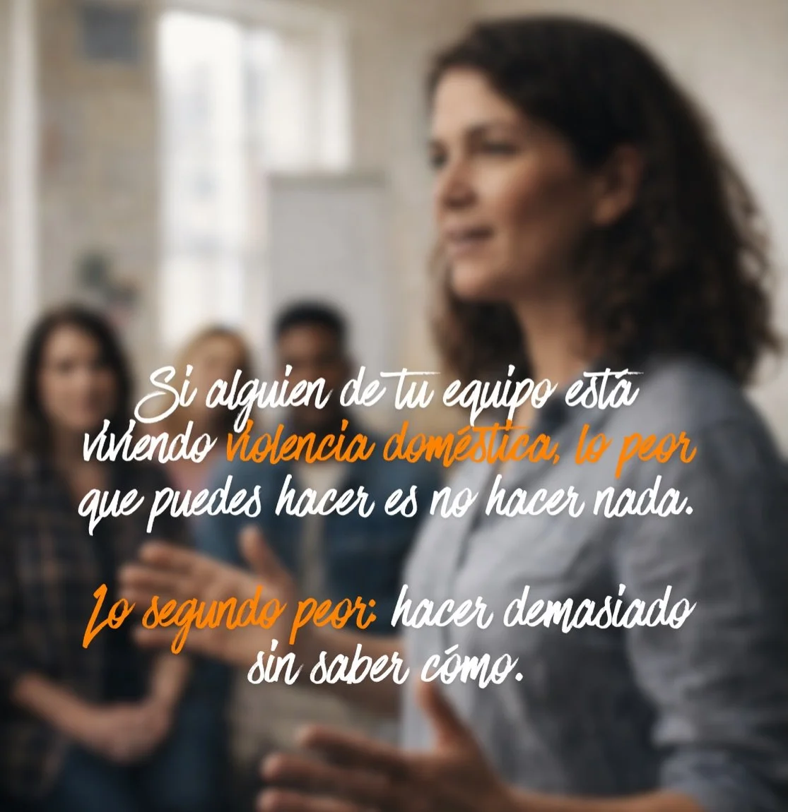 Si alguien de tu equipo est&aacute; viviendo violencia dom&eacute;stica, lo peor que puedes hacer es no hacer nada.

Lo segundo peor: hacer demasiado sin saber c&oacute;mo.

Esto es lo que un l&iacute;der NO hace en esa situaci&oacute;n:

✗ Confronta