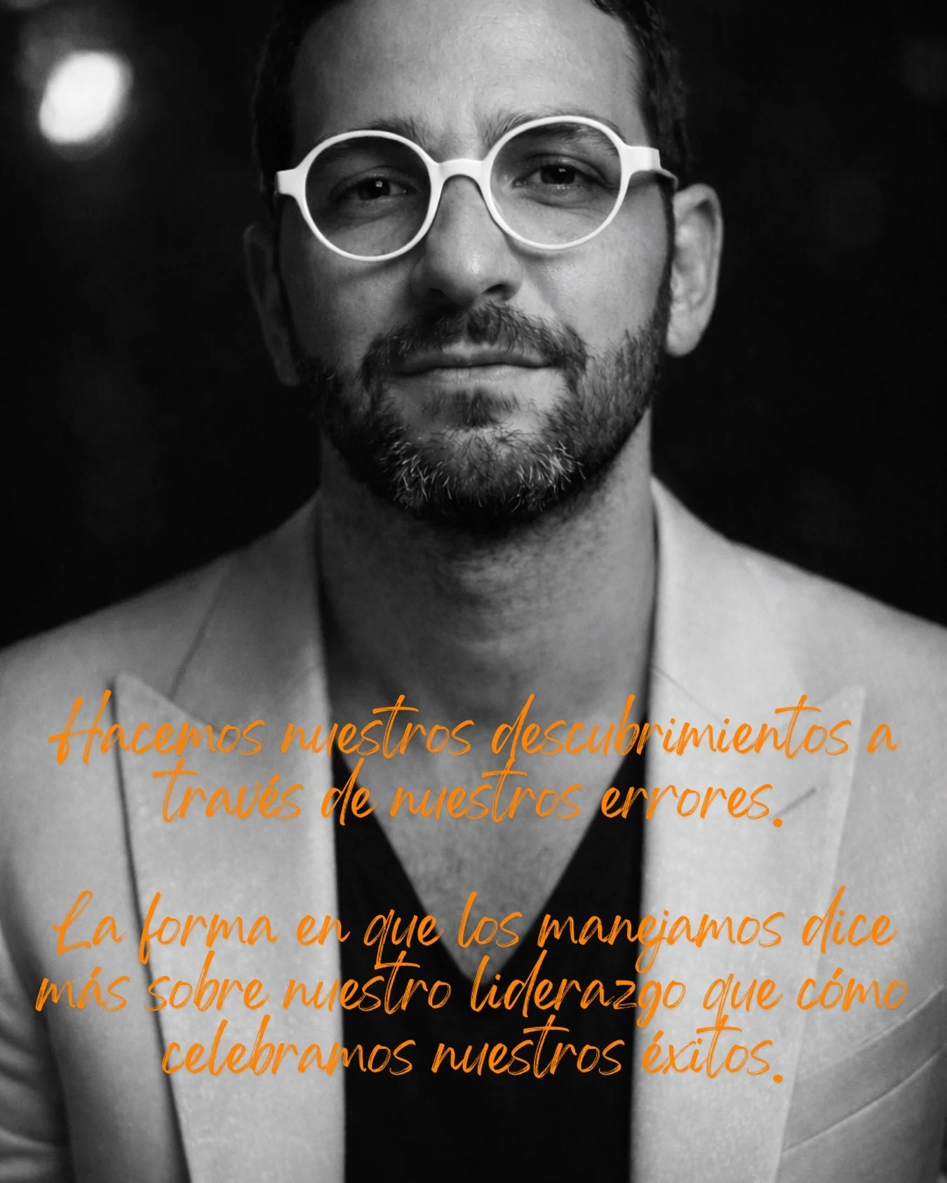 Hacemos nuestros descubrimientos a trav&eacute;s de nuestros errores.

La forma en que los manejamos dice m&aacute;s sobre nuestro liderazgo que c&oacute;mo celebramos nuestros &eacute;xitos.