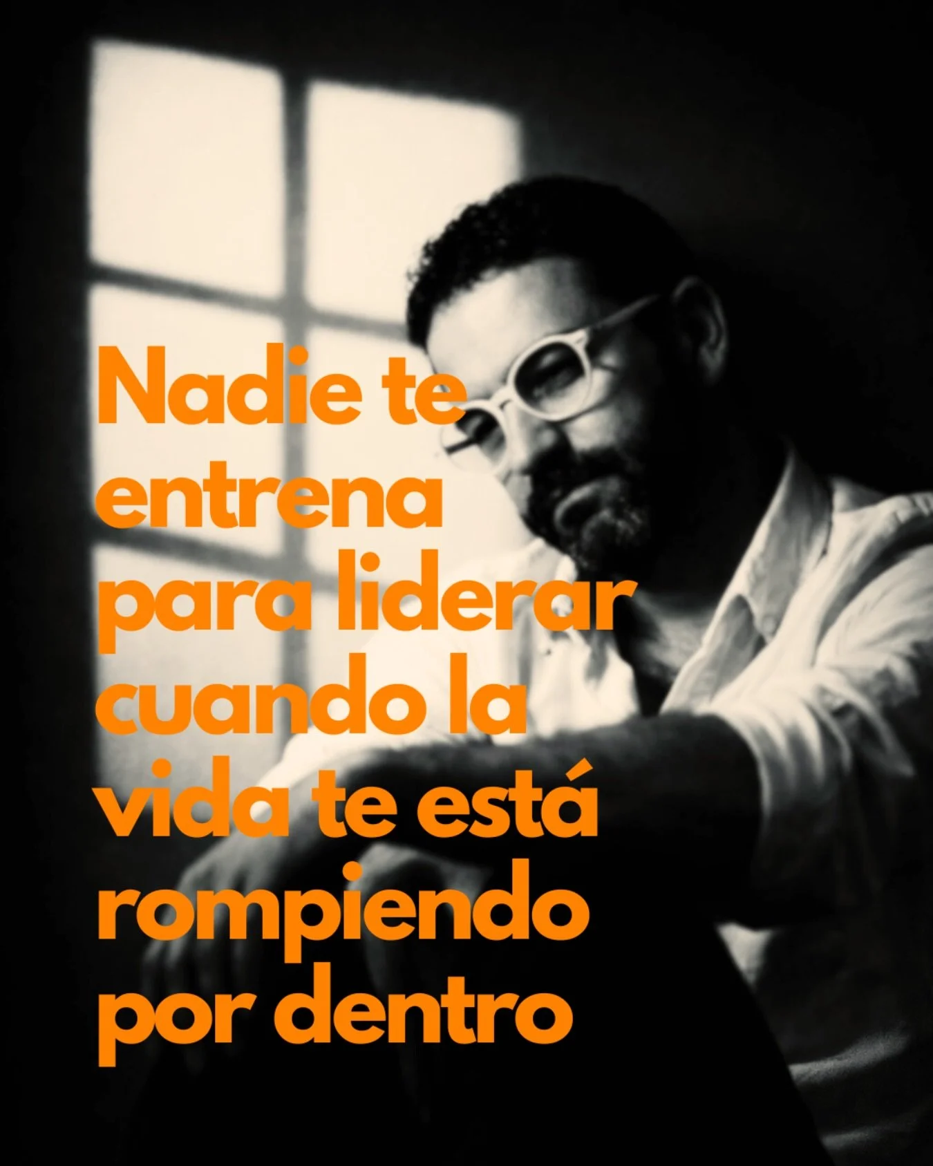 Nadie te entrena para liderar cuando la vida te est&aacute; rompiendo por dentro.
Conozco l&iacute;deres que han llegado a sesiones de coaching en modo zombi: cumpliendo, apareciendo, sonriendo. Y cargando algo muy pesado que nadie en el trabajo sabe