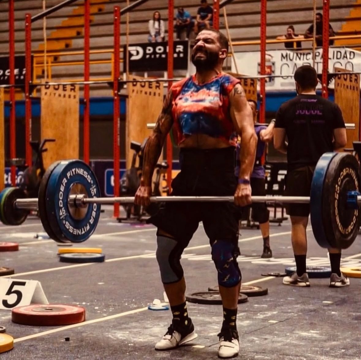 Llevo varios a&ntilde;os haciendo CrossFit.  Y me ense&ntilde;&oacute; m&aacute;s sobre liderazgo que cualquier libro. 

Especialmente este principio.

En CrossFit, hay algo que los coaches repiten sin parar: &ldquo;El movimiento primero. La carga de
