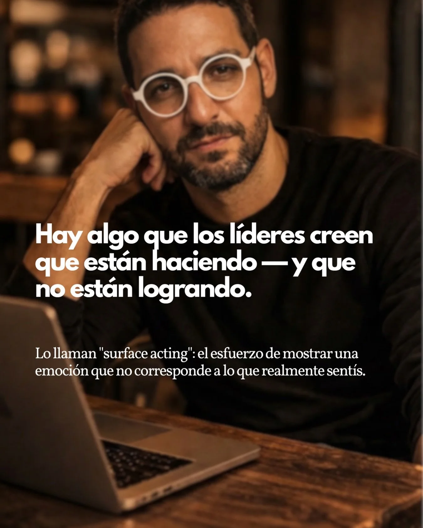 Tu equipo no lee tus palabras. Lee tu energ&iacute;a.
Cuando act&uacute;as que todo est&aacute; bien mientras por dentro est&aacute;s desbordado&hellip; ellos lo ven igual.
Lo llaman &ldquo;surface acting&rdquo;: el esfuerzo de mostrar una emoci&oacu