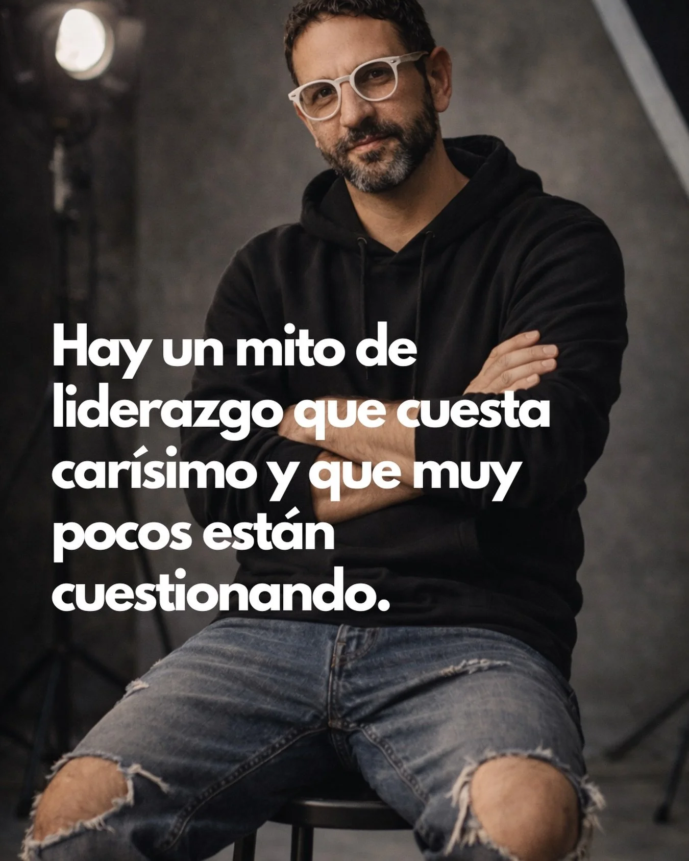 El l&iacute;der que act&uacute;a que tiene todo bajo control no genera confianza. Genera especulaci&oacute;n.

El 40% de los empleados reporta desconfianza hacia sus l&iacute;deres en 2026. No por falta de capacidad. Por falta de transparencia.

3 fr