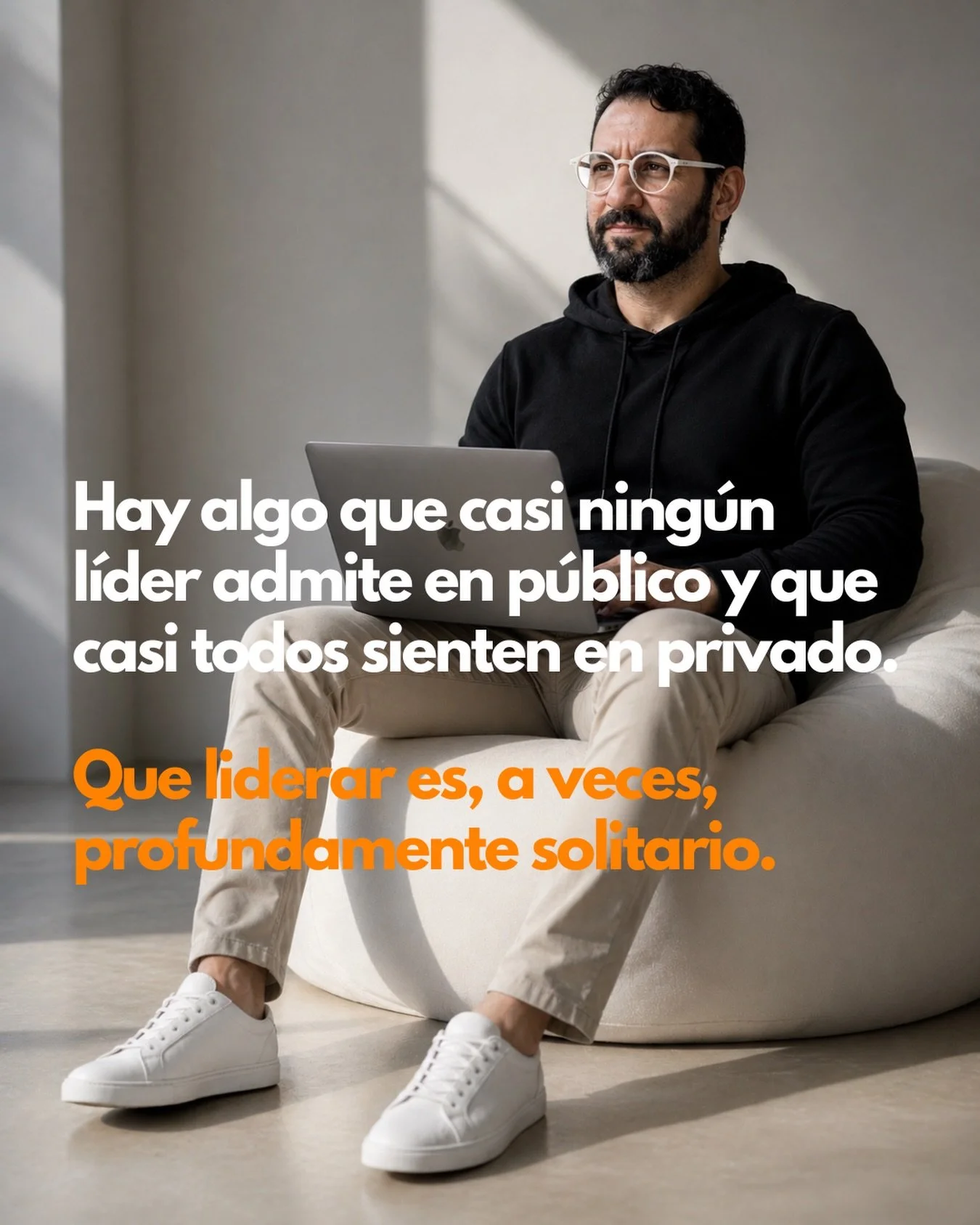 Hay algo que casi ning&uacute;n l&iacute;der admite en p&uacute;blico.
Que liderar es, a veces, profundamente solitario.
No porque est&eacute;n solos, muchos est&aacute;n rodeados de gente. Sino porque hay una capa de la experiencia de liderar que no