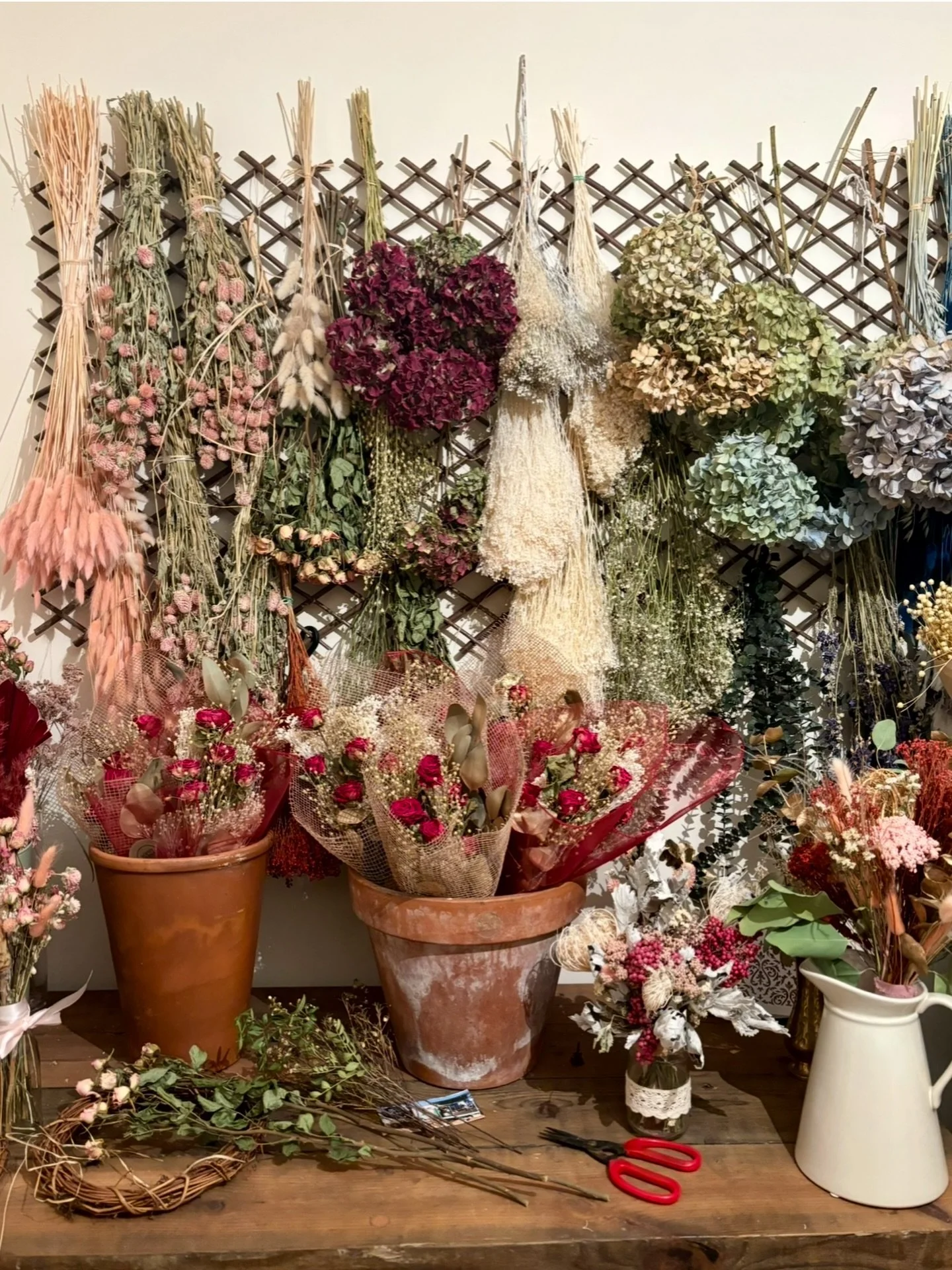 A little reflection on when the spare bedroom was a flower haven &hellip;🌹

How stunning are these dried red roses?!Last Valentines Day the small spare bedroom was my little &lsquo;workshop&rsquo;. It was the perfect temperature for storing dried fl