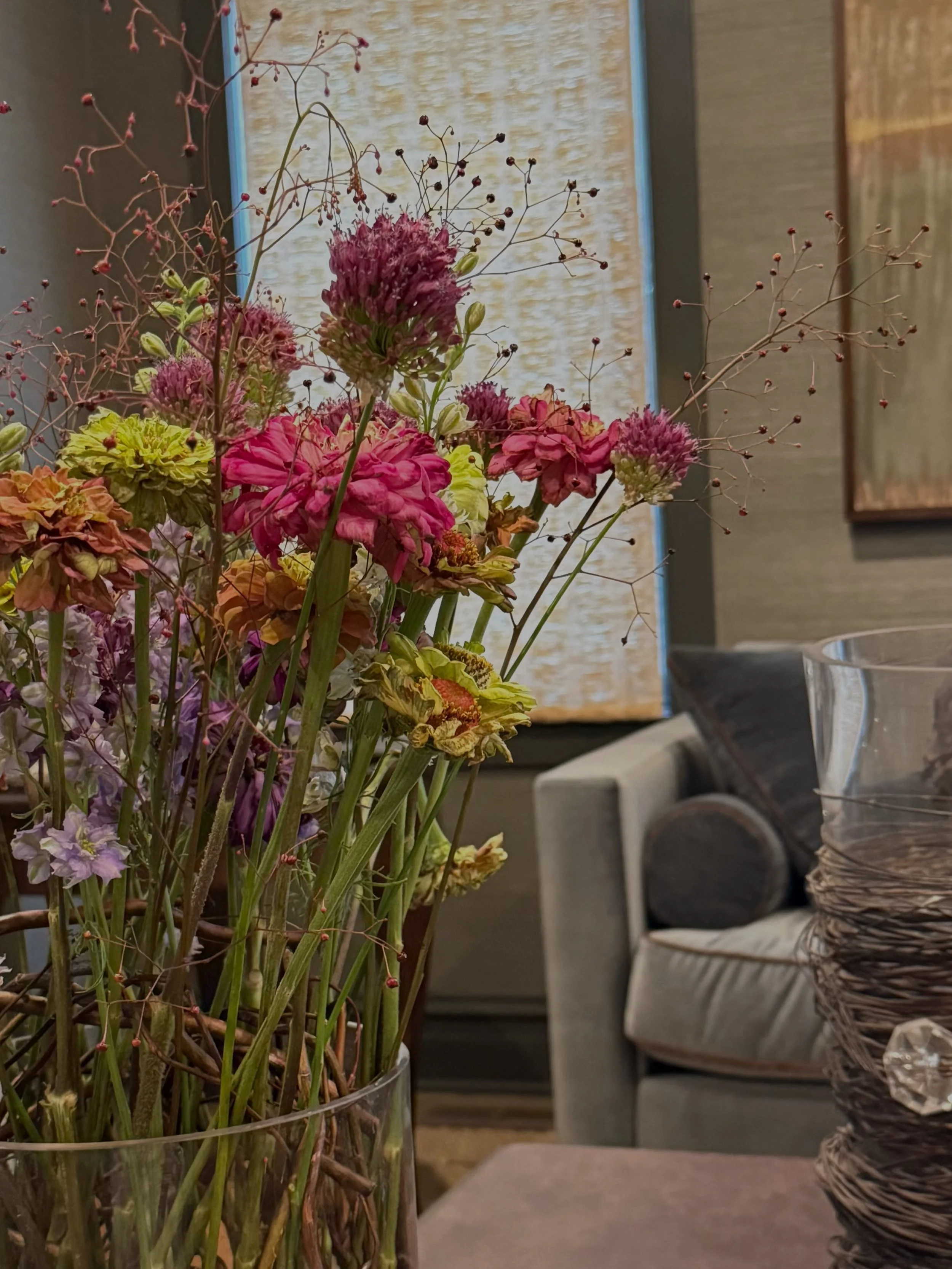 Some close ups of this bright and colorful arrangmeent &hellip;feels so fun and whimsical 
&bull;
&bull;
&bull;
#florist #chicago #smallbusiness #chicagoflorist