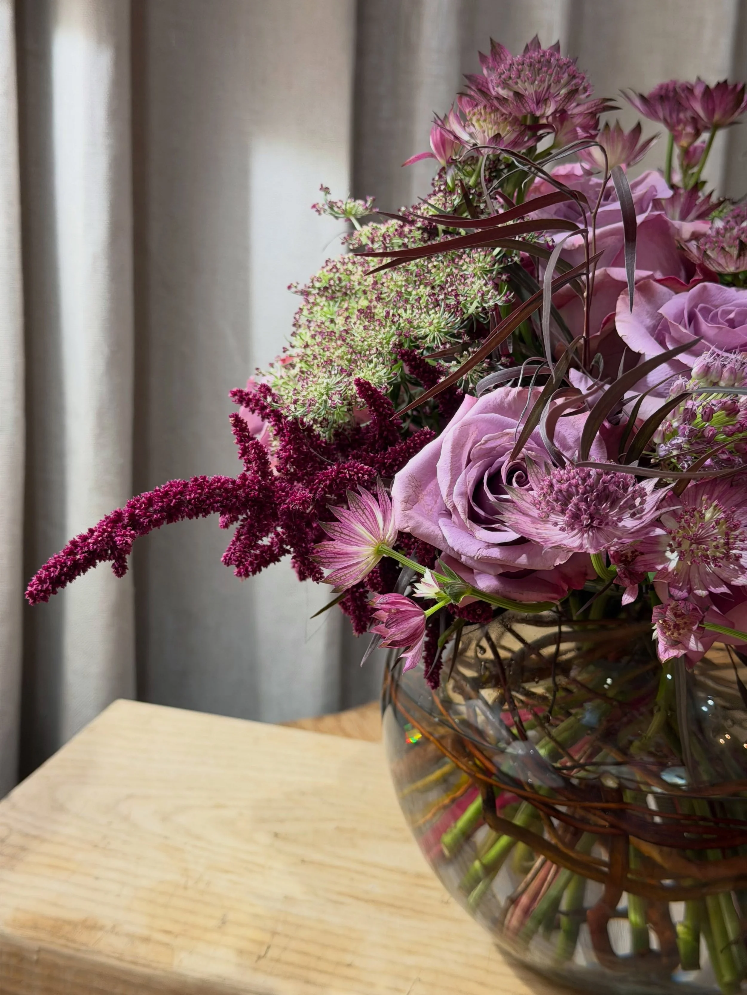 When the client requests purple and airy&hellip; the client gets purple and airy 💜🌱
&bull;
&bull;
&bull;
#florist #chicago #chicagoflorist #bouquet #smallbusiness